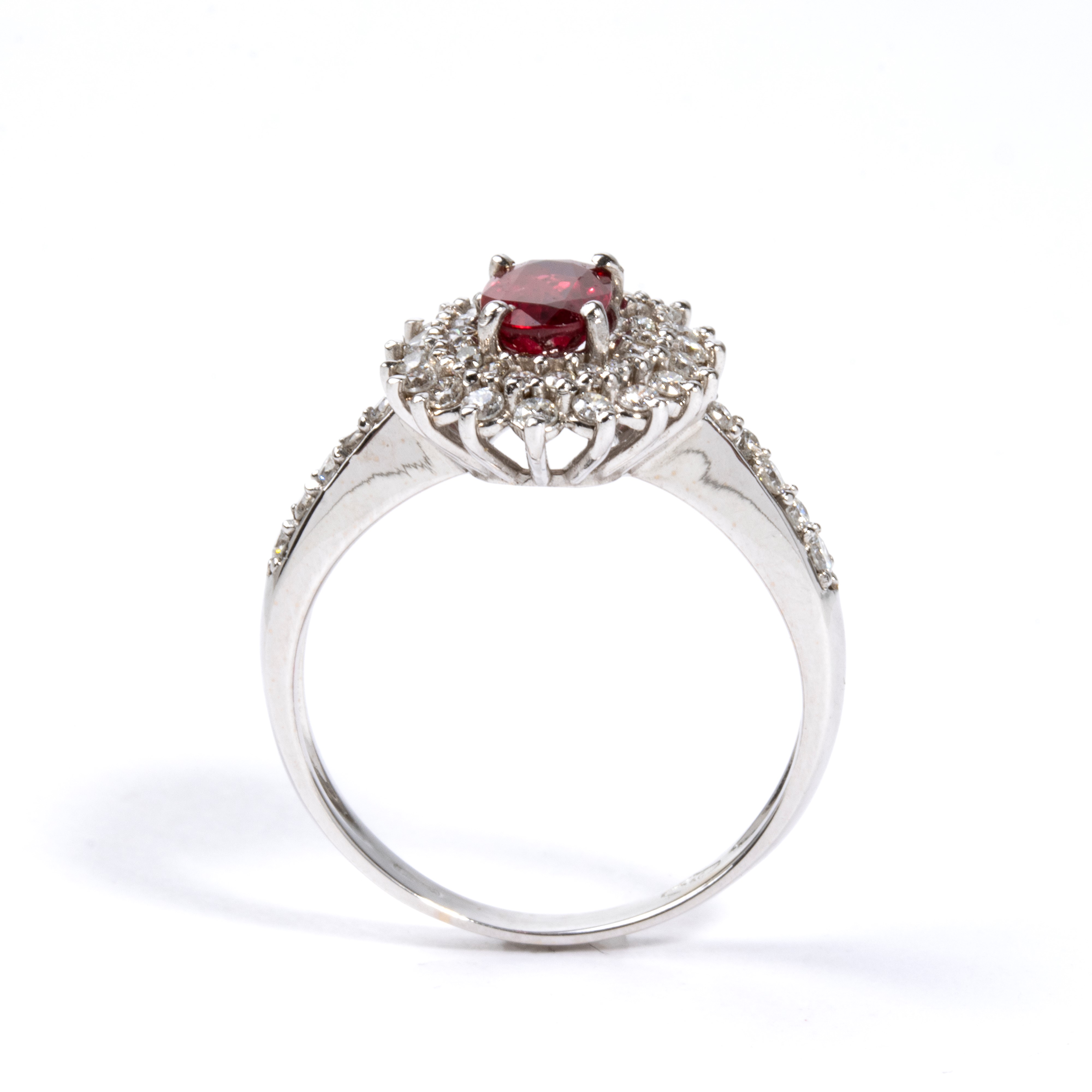 Anello in oro con diamanti e rubini