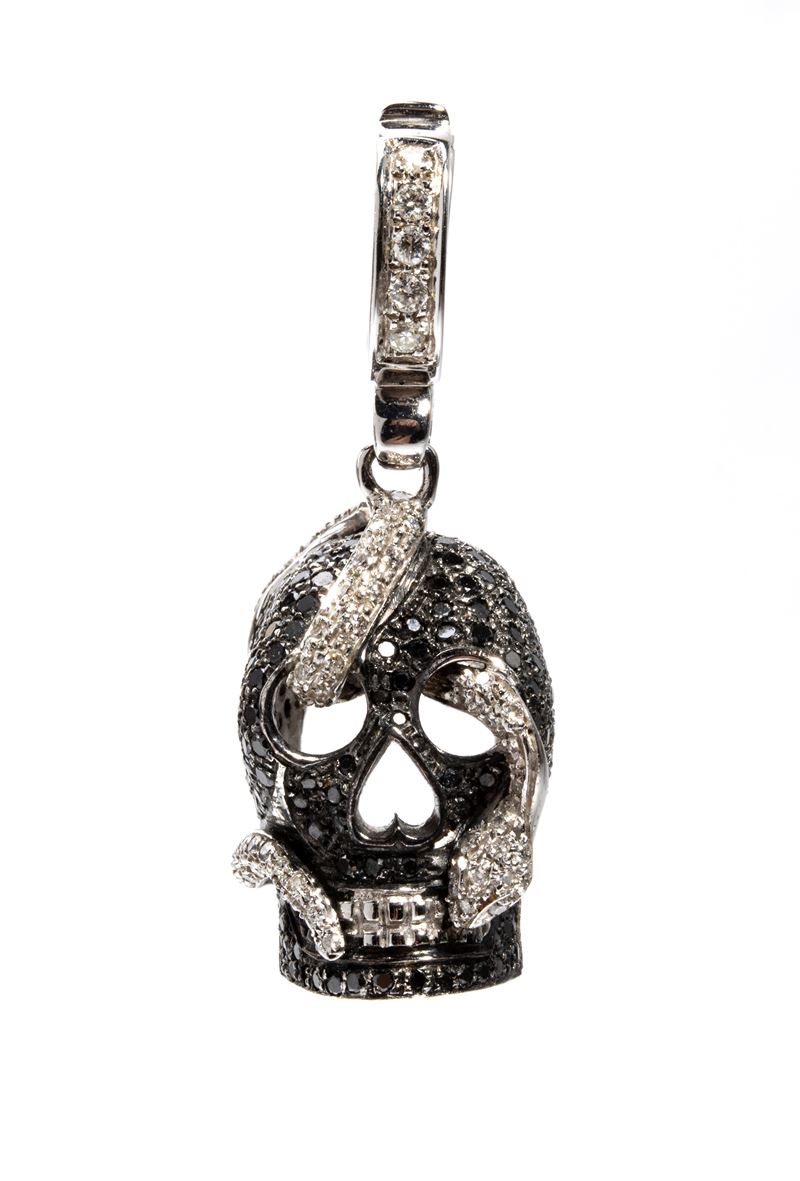 Pendente in oro con diamanti neri