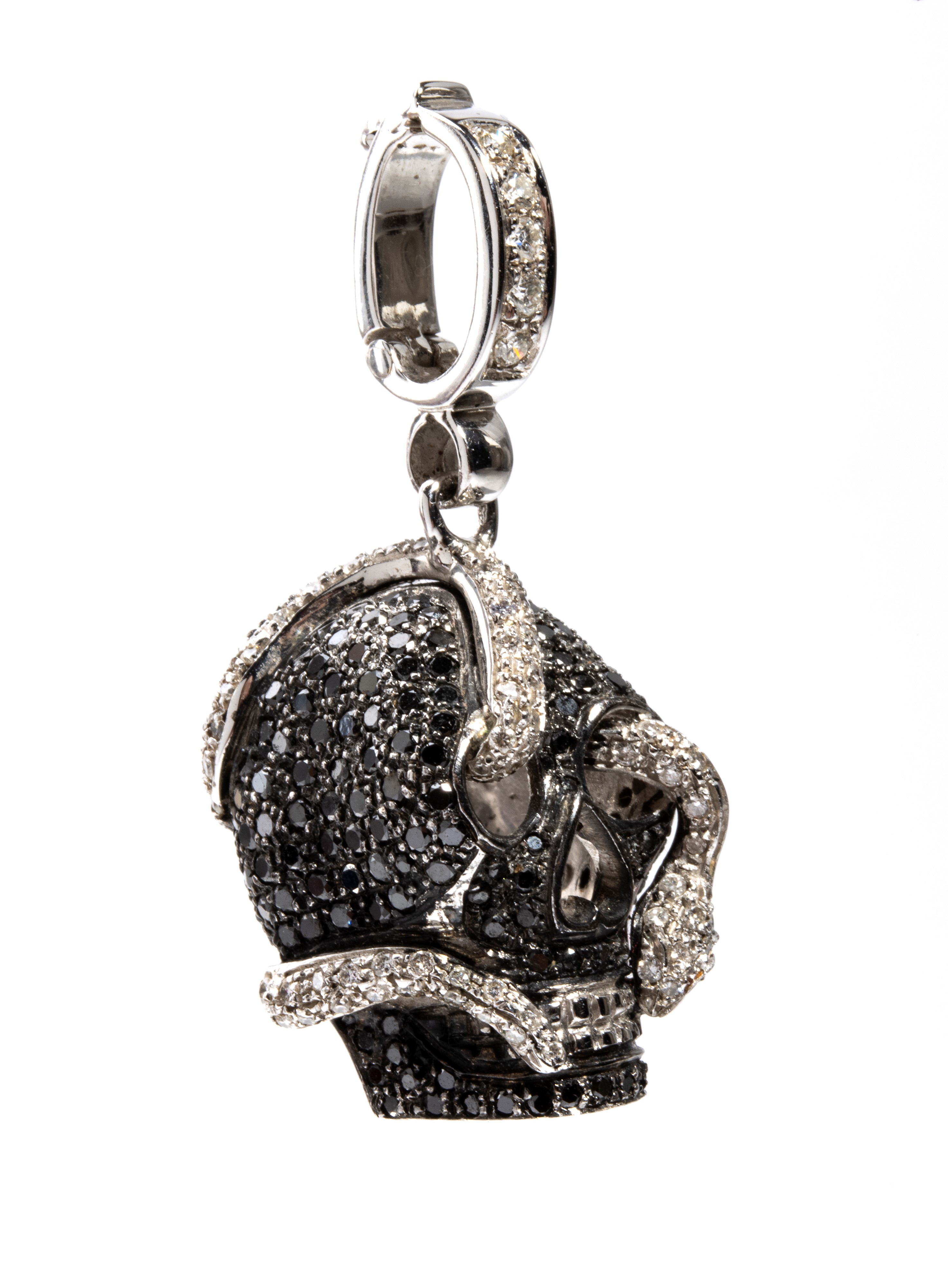 Pendente in oro con diamanti neri