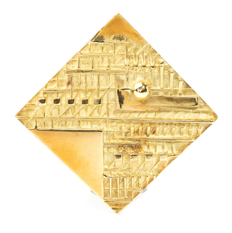 Spilla Romboide in oro di Arnaldo Pomodoro