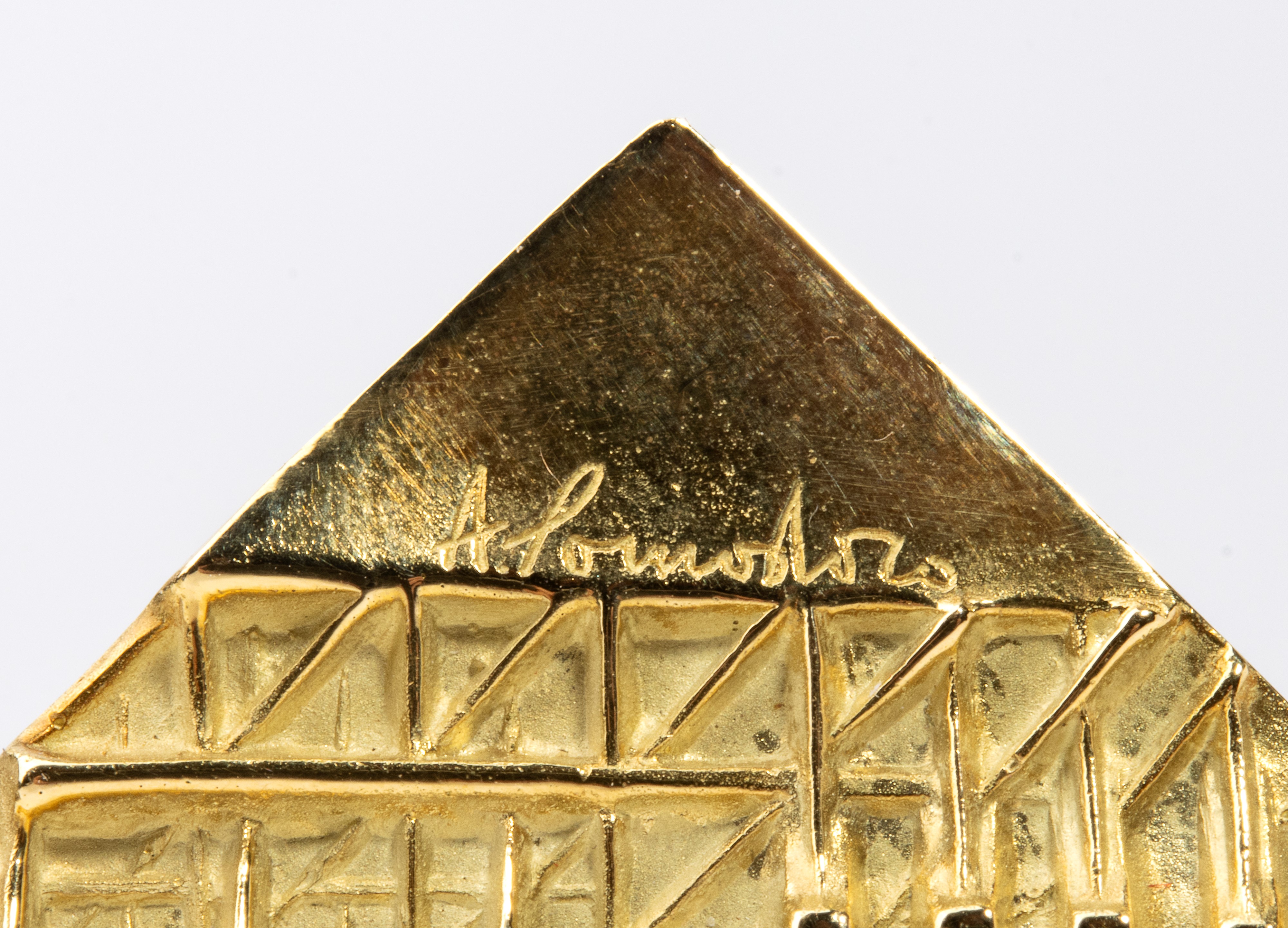 Spilla Romboide in oro di Arnaldo Pomodoro