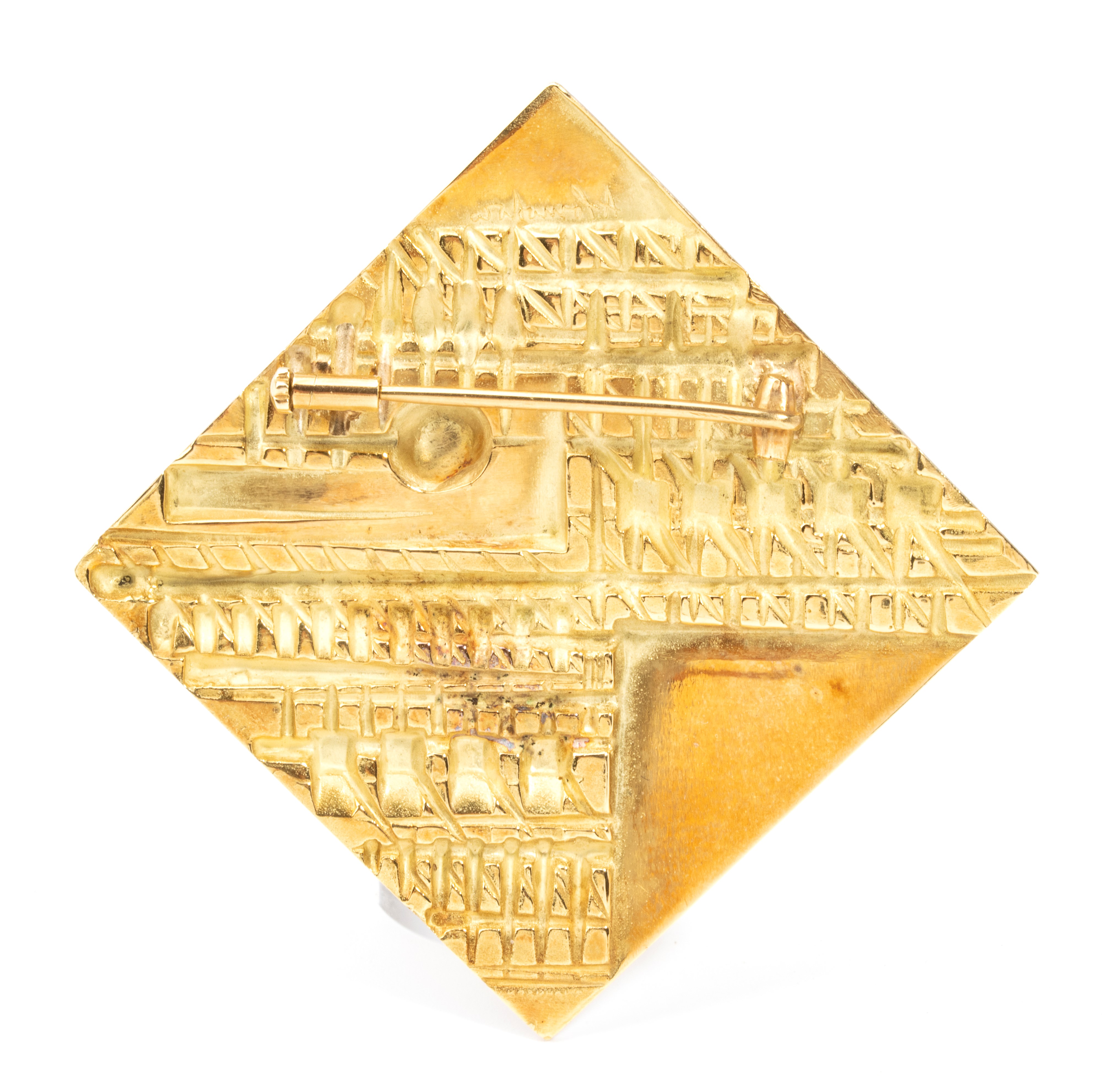 Spilla Romboide in oro di Arnaldo Pomodoro