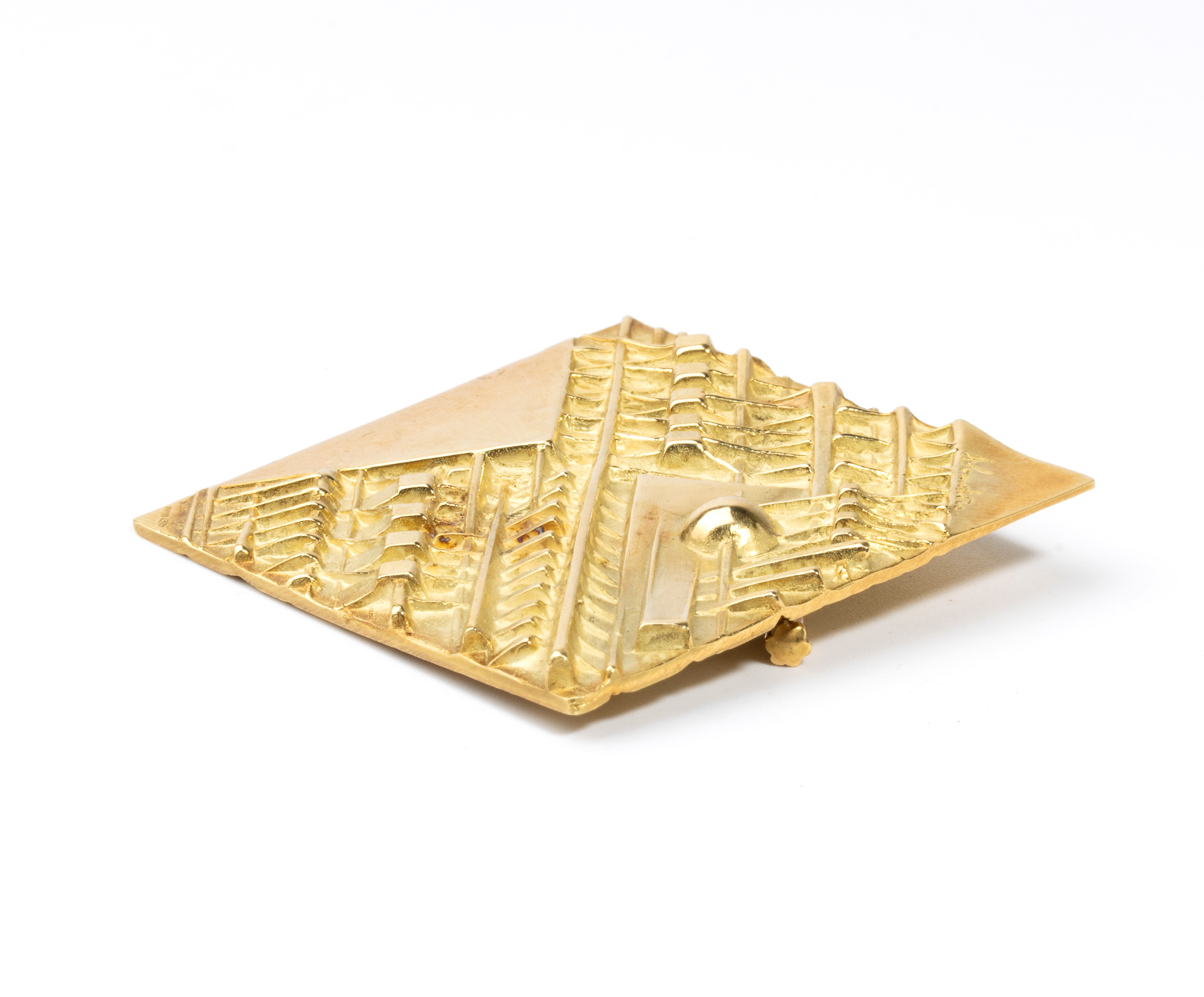 Spilla Romboide in oro di Arnaldo Pomodoro