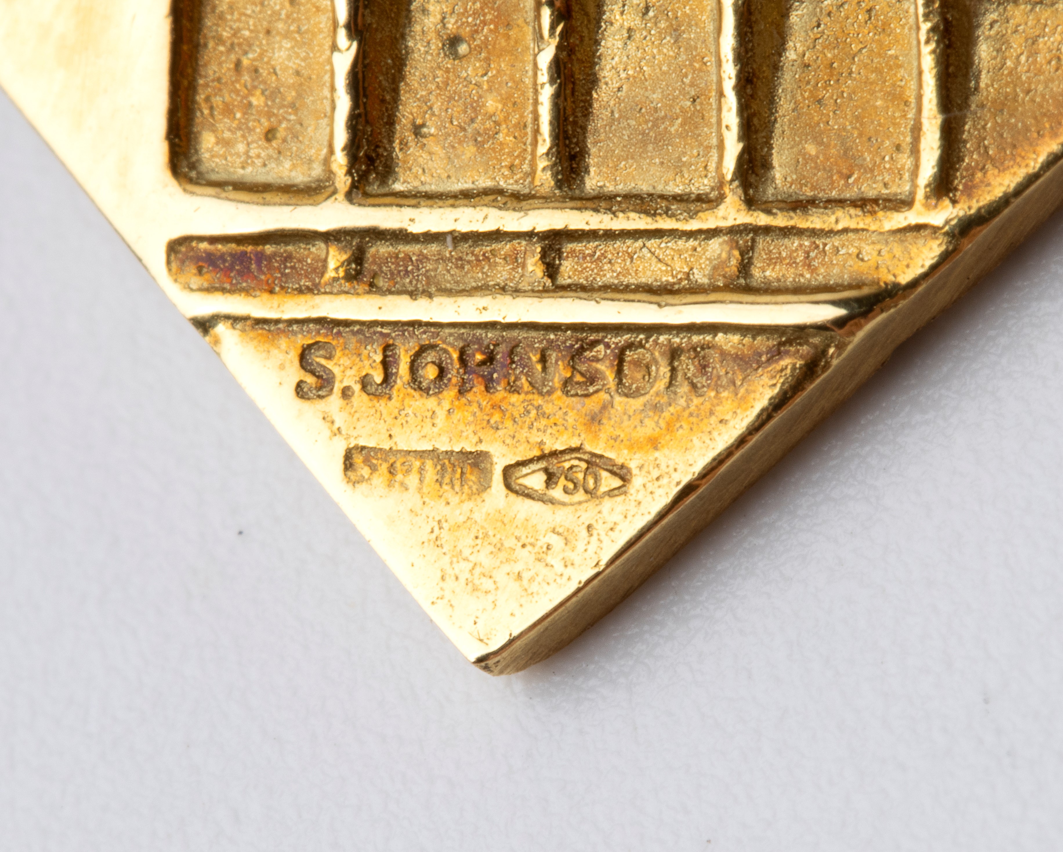 Spilla Romboide in oro di Arnaldo Pomodoro