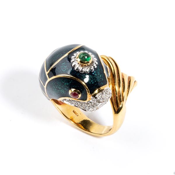 Anello in oro con smalti, diamanti, rubini e smeraldo