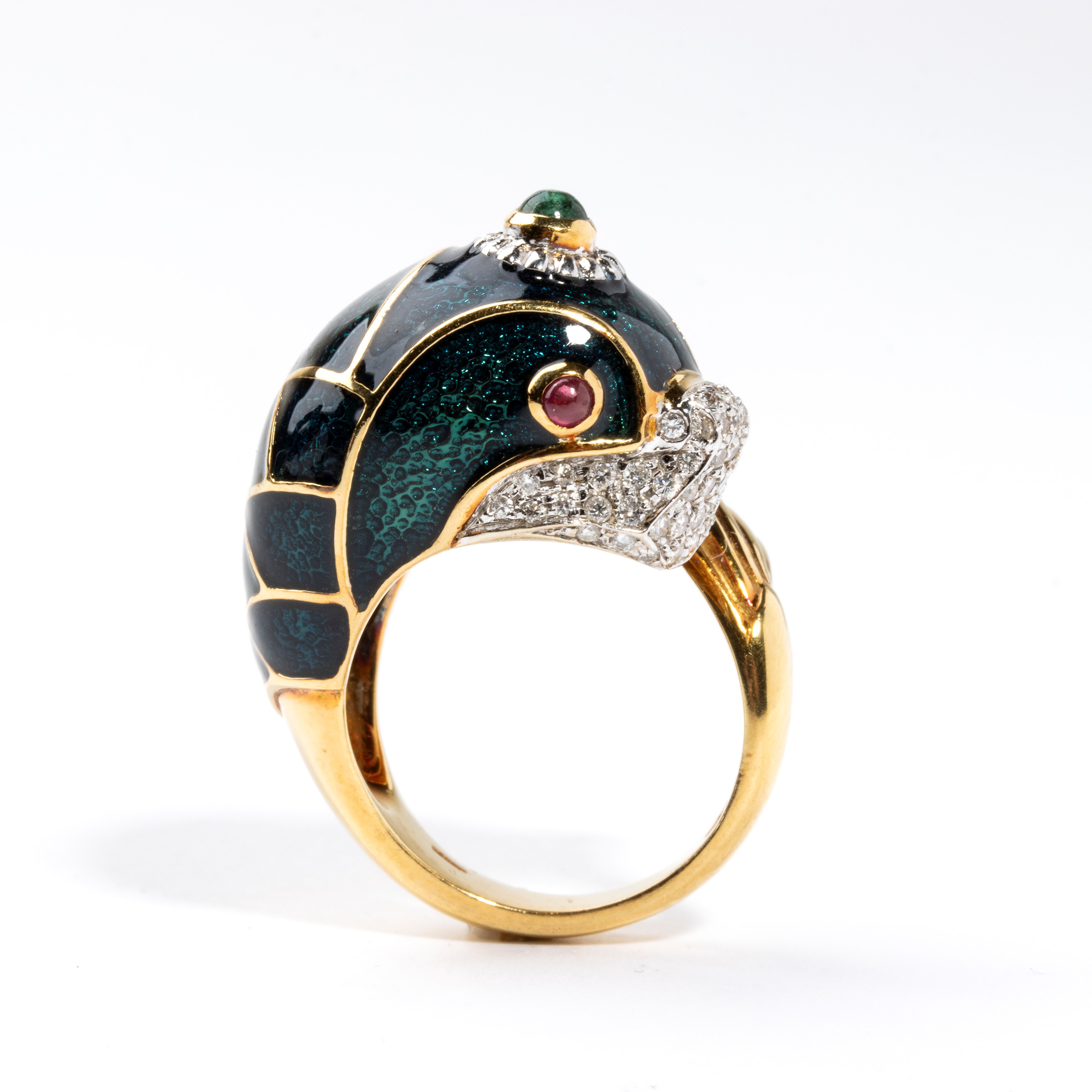 Anello in oro con smalti, diamanti, rubini e smeraldo