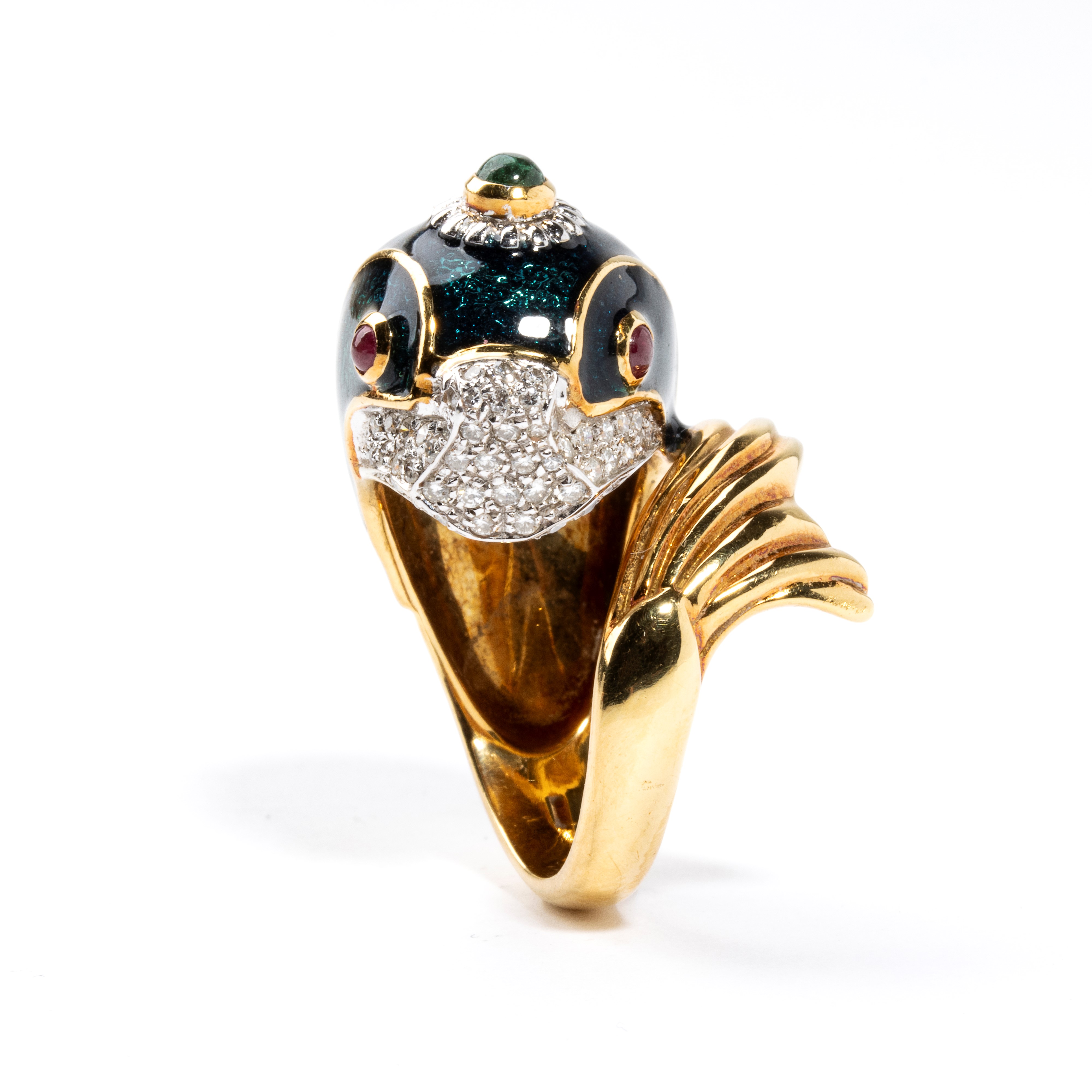 Anello in oro con smalti, diamanti, rubini e smeraldo