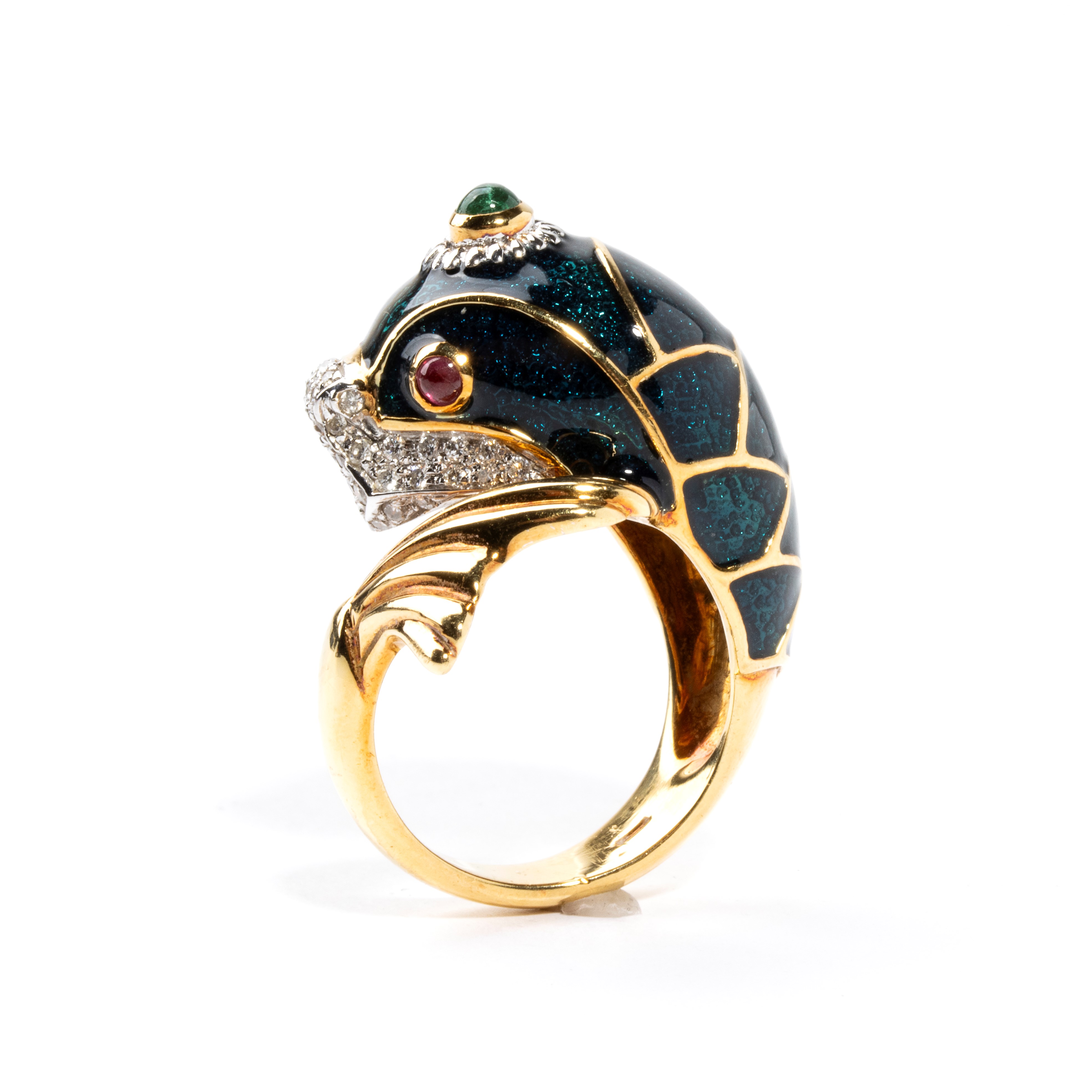 Anello in oro con smalti, diamanti, rubini e smeraldo