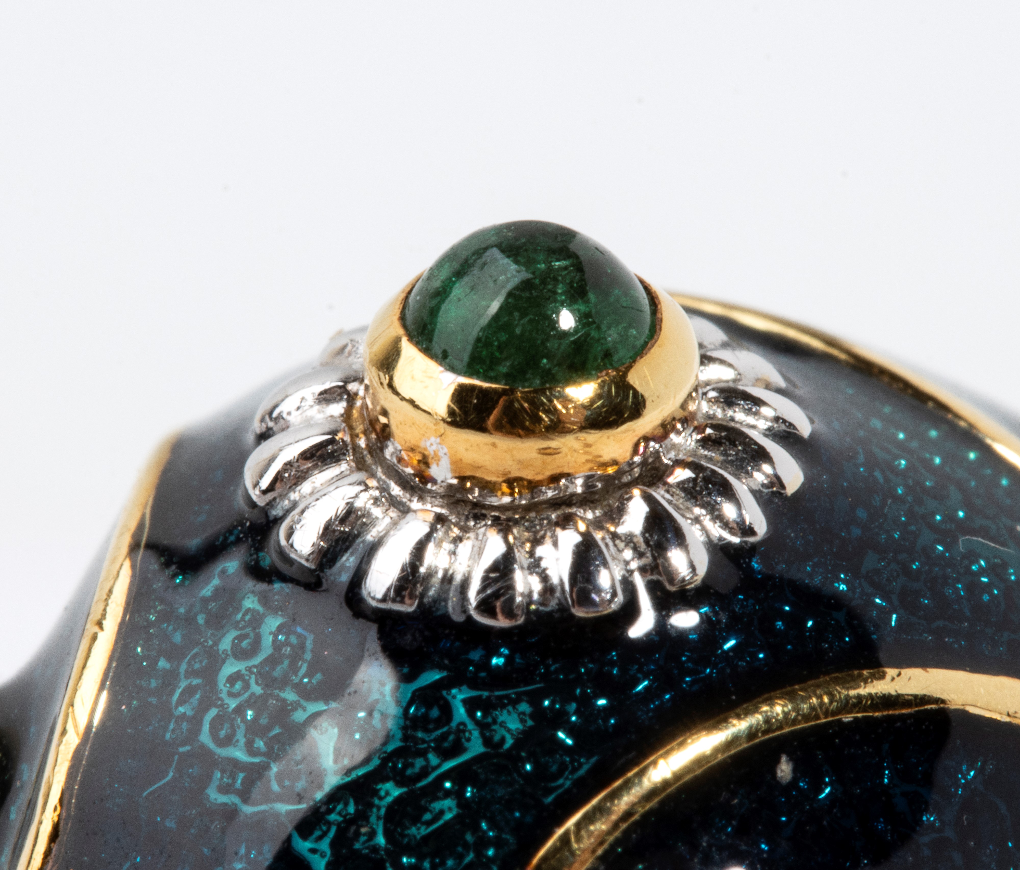 Anello in oro con smalti, diamanti, rubini e smeraldo