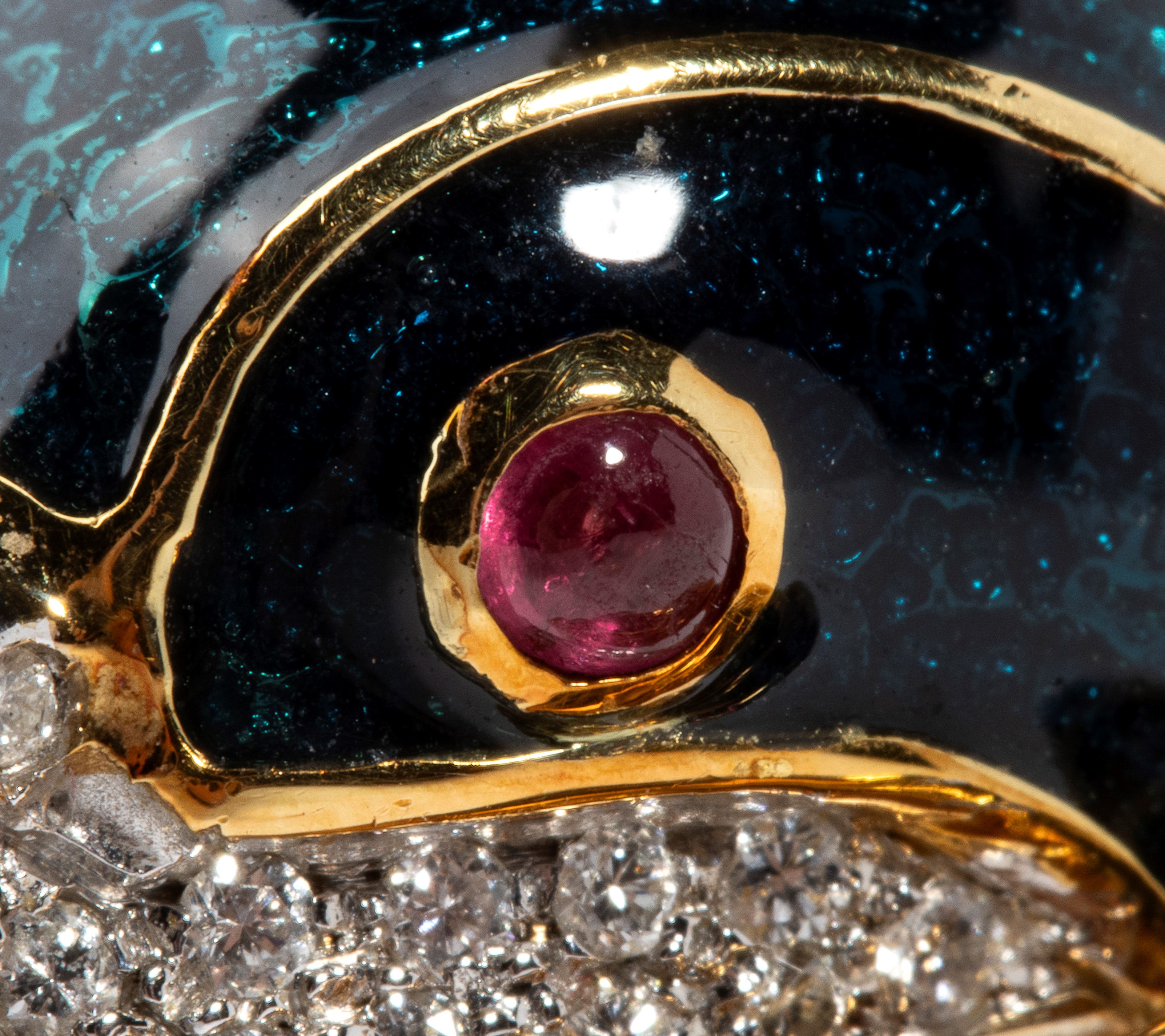 Anello in oro con smalti, diamanti, rubini e smeraldo