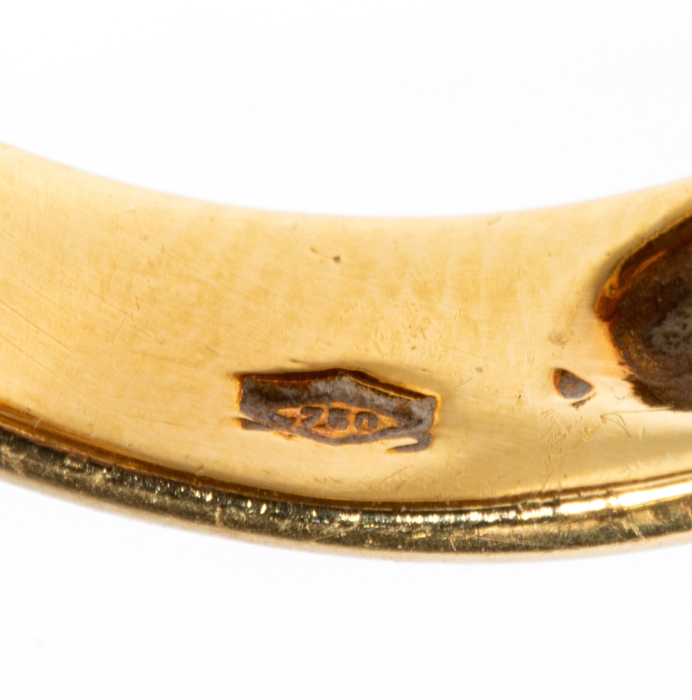 Anello in oro con smalti, diamanti, rubini e smeraldo