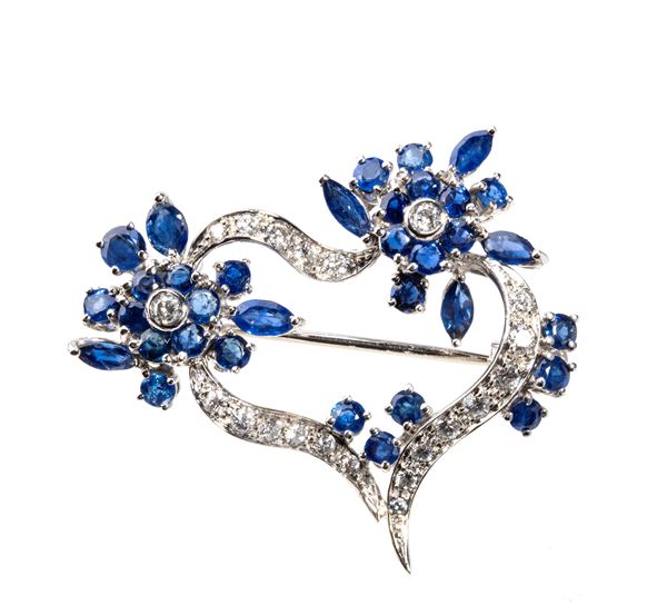 Spilla in oro con diamanti e zaffiri