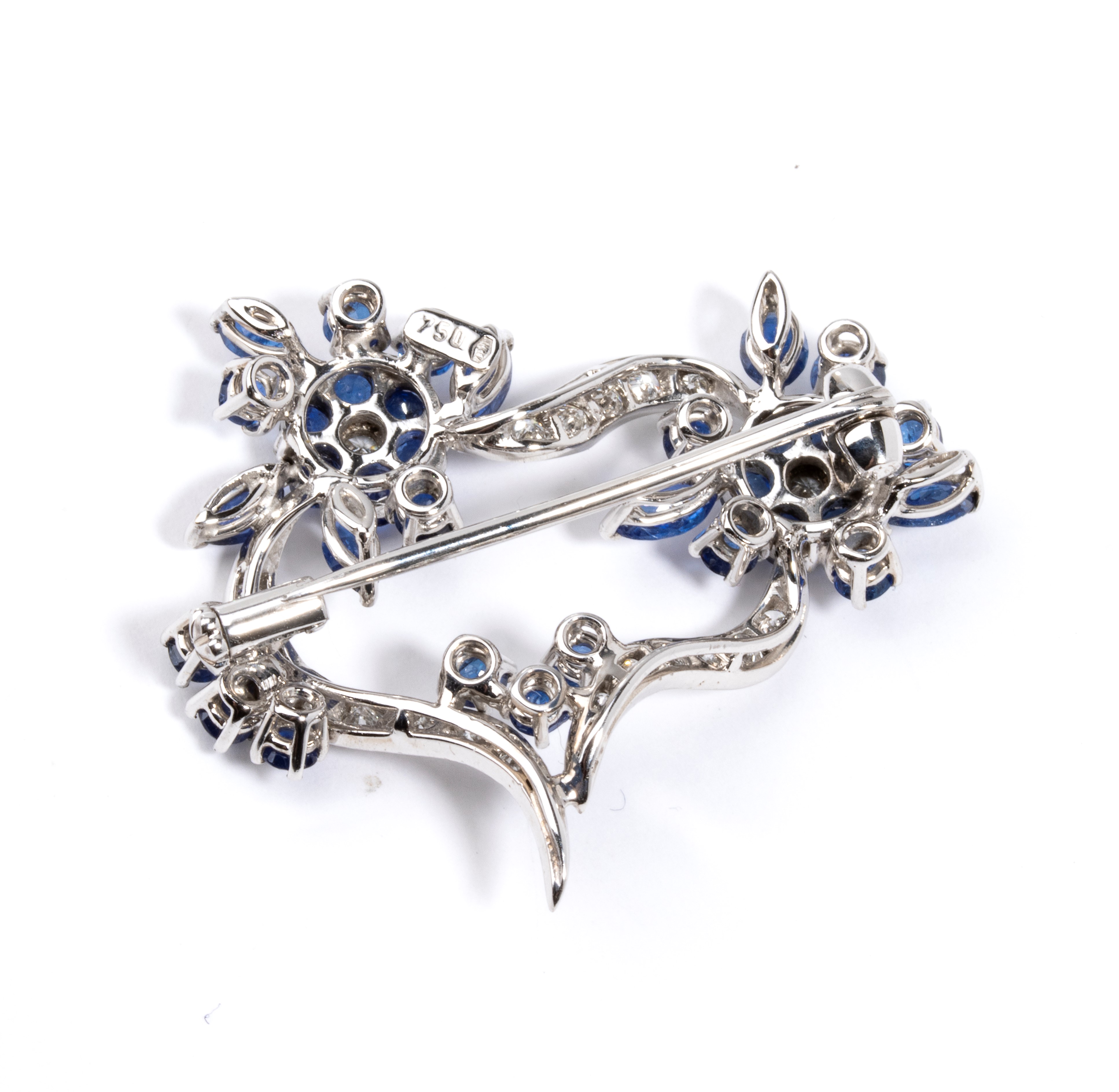 Spilla in oro bianco 18k con diamanti e zaffiri, anni '60 del XX secolo