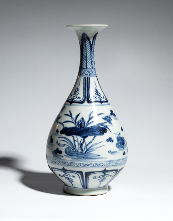 Vaso in porcellana bianca e blu con collo svasato e corpo a forma di pera, decorato con uccelli e motivi floreali. Cina, XX secolo