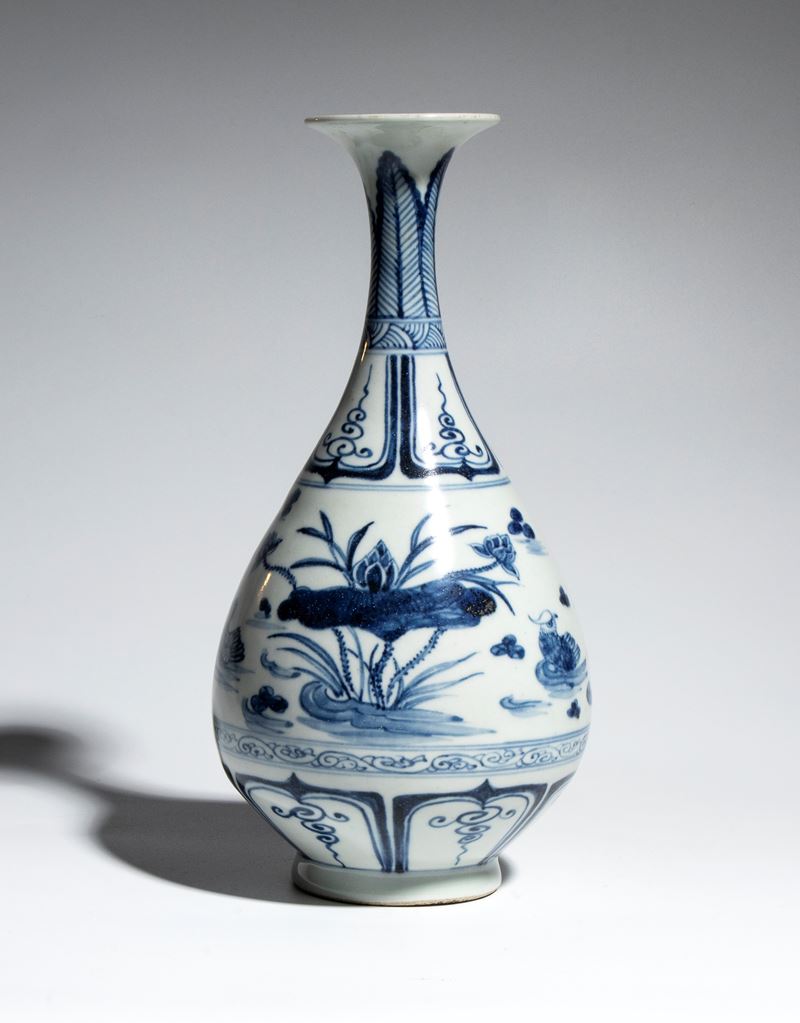 Cina, Vaso in porcellana bianca e blu con decorazione a uccelli e motivi floreali, collo svasato ...