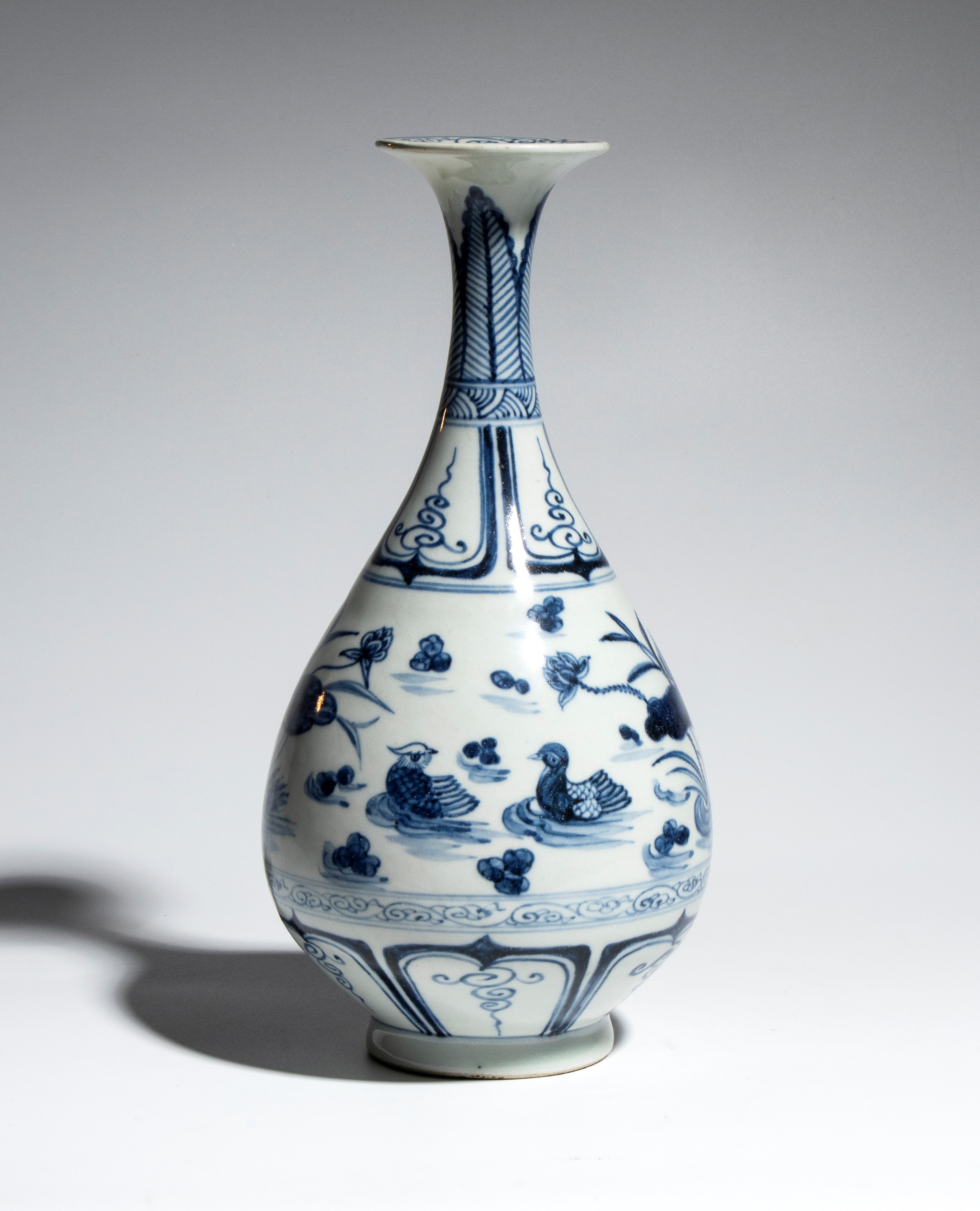 Cina, Vaso in porcellana bianca e blu con decorazione a uccelli e motivi floreali, collo svasato ...
