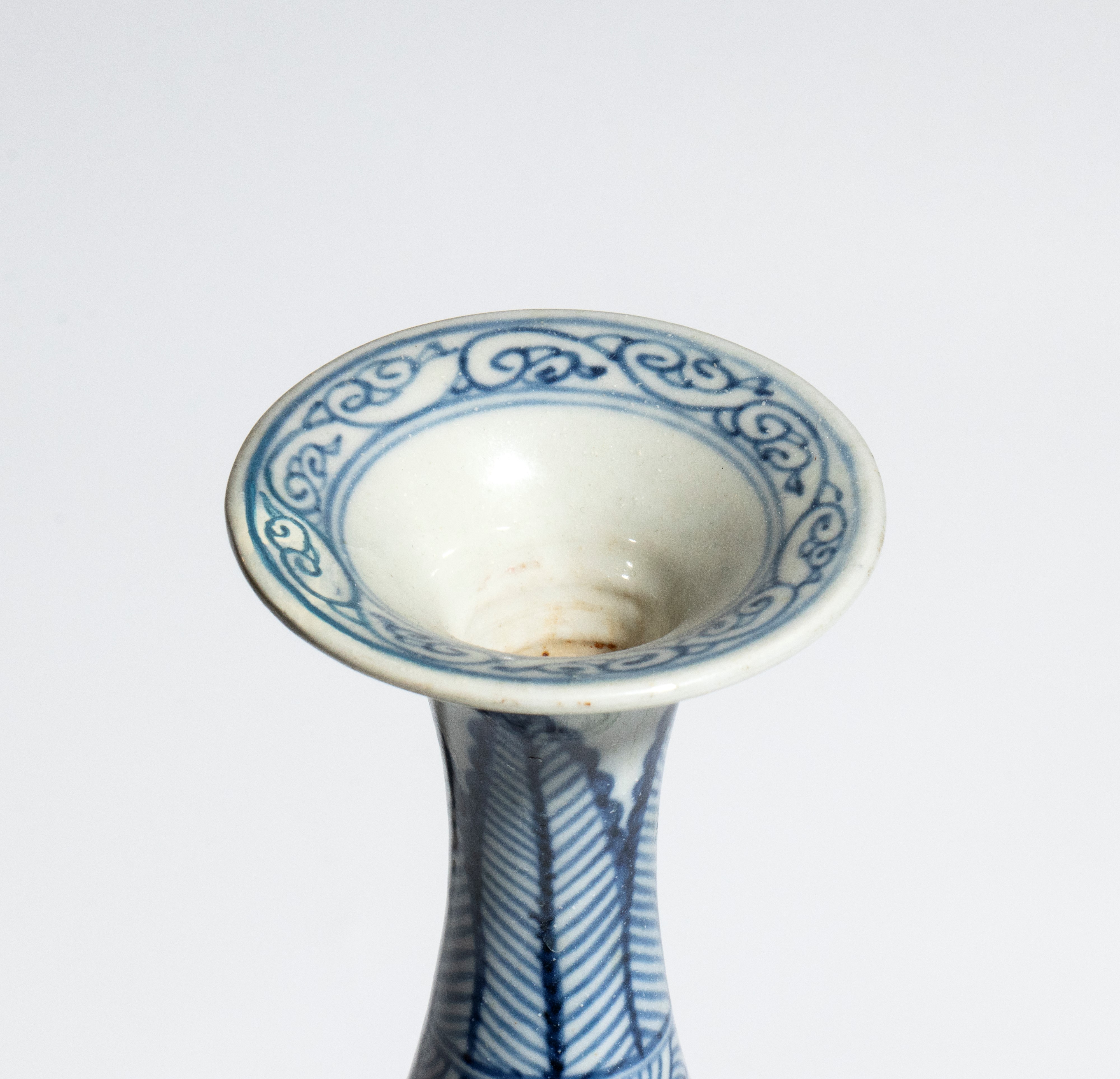 Cina, Vaso in porcellana bianca e blu con decorazione a uccelli e motivi floreali, collo svasato ...