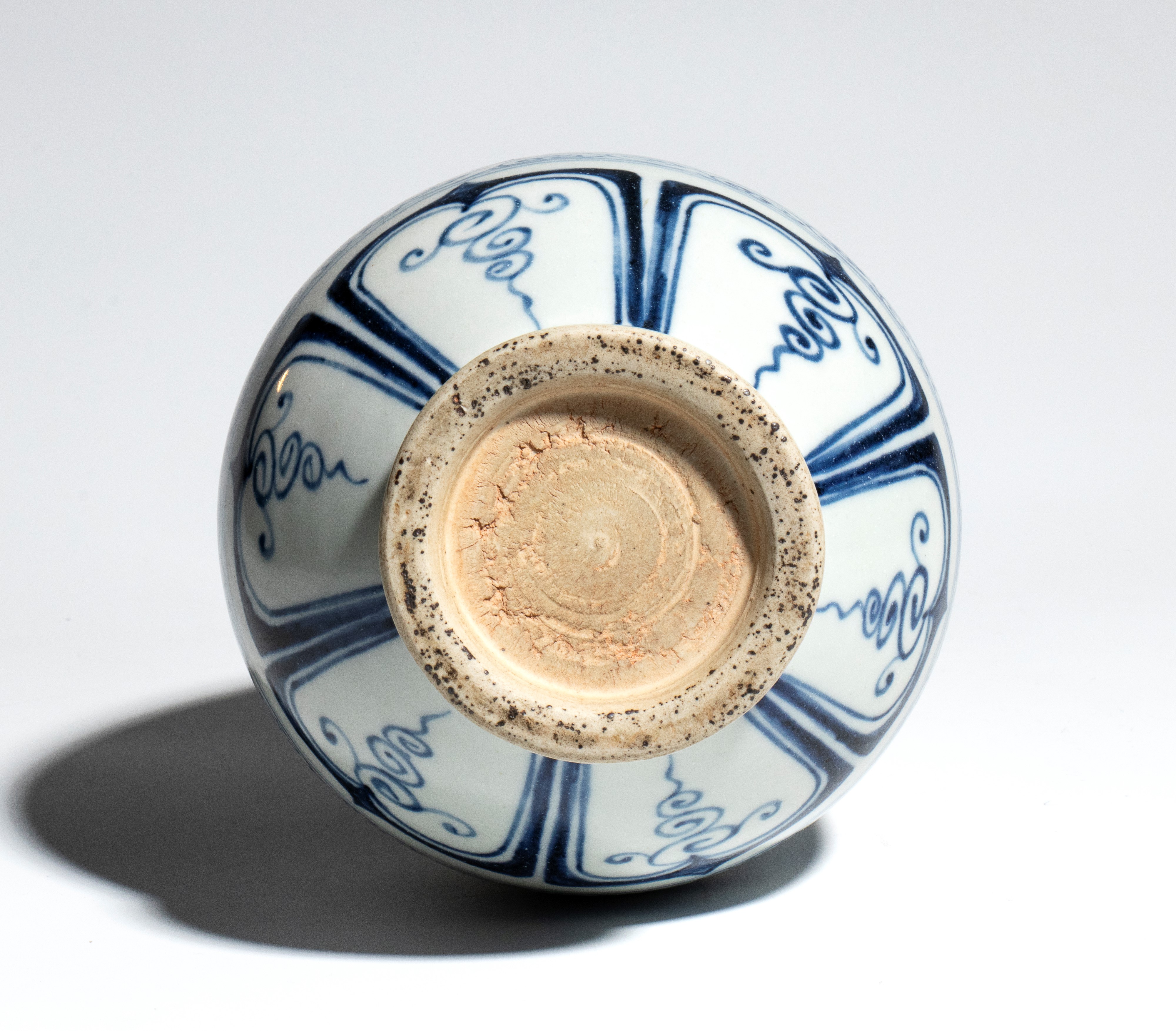 Cina, Vaso in porcellana bianca e blu con decorazione a uccelli e motivi floreali, collo svasato ...