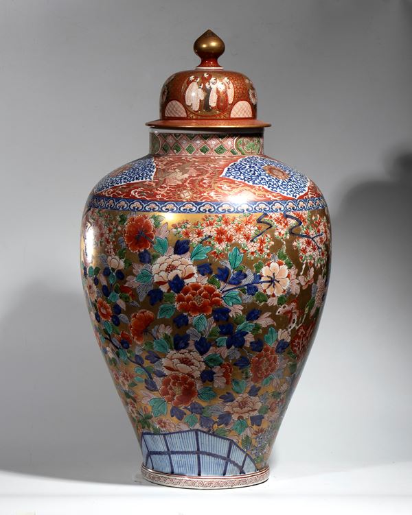 A large Imari porcelain vase painted with polychrome enamels and gold. Japan, Edo period, 18th century.