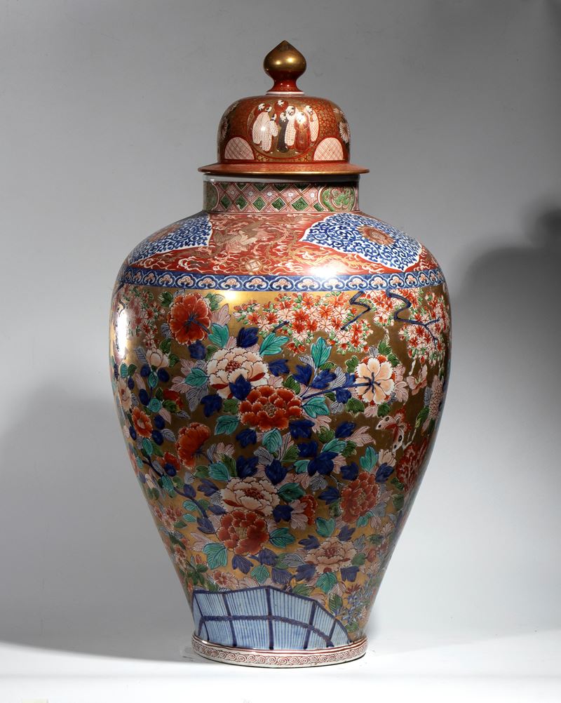 Imari, Grande vaso in porcellana dipinta a smalti policromi e oro, Giappone, periodo Edo (XVIII s...