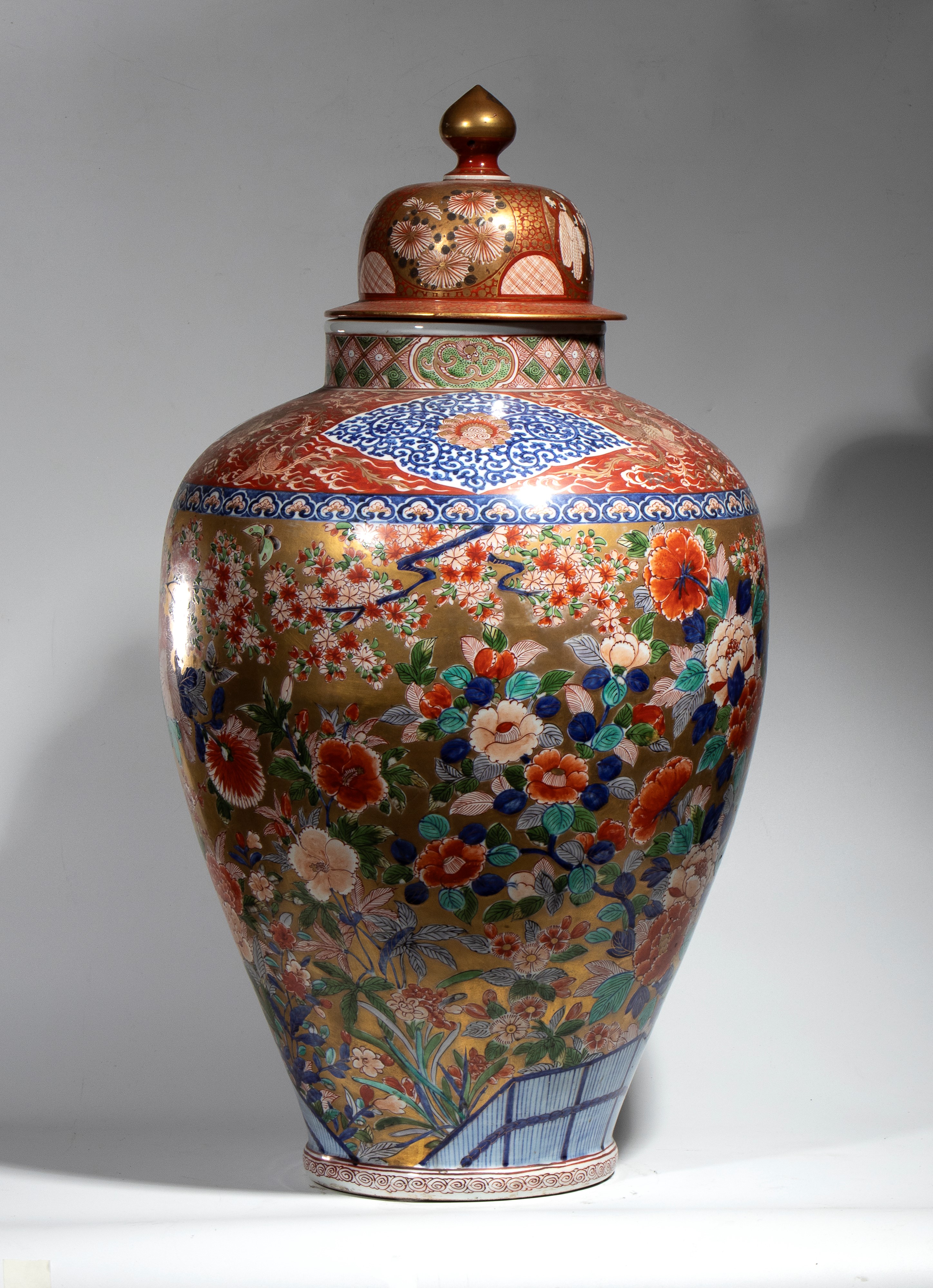 Imari, Grande vaso in porcellana dipinta a smalti policromi e oro, Giappone, periodo Edo (XVIII s...