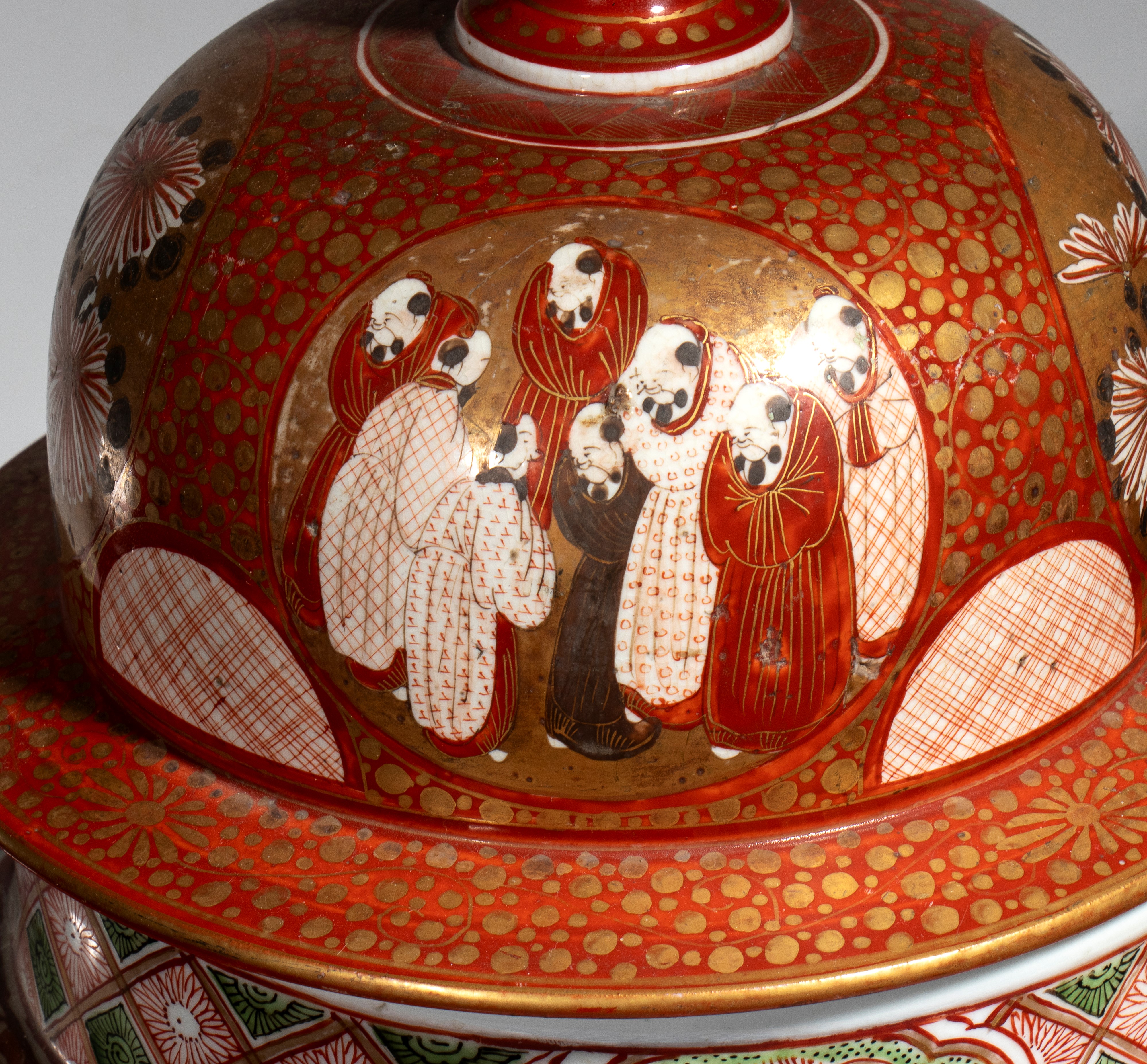 Imari, Grande vaso in porcellana dipinta a smalti policromi e oro, Giappone, periodo Edo (XVIII s...