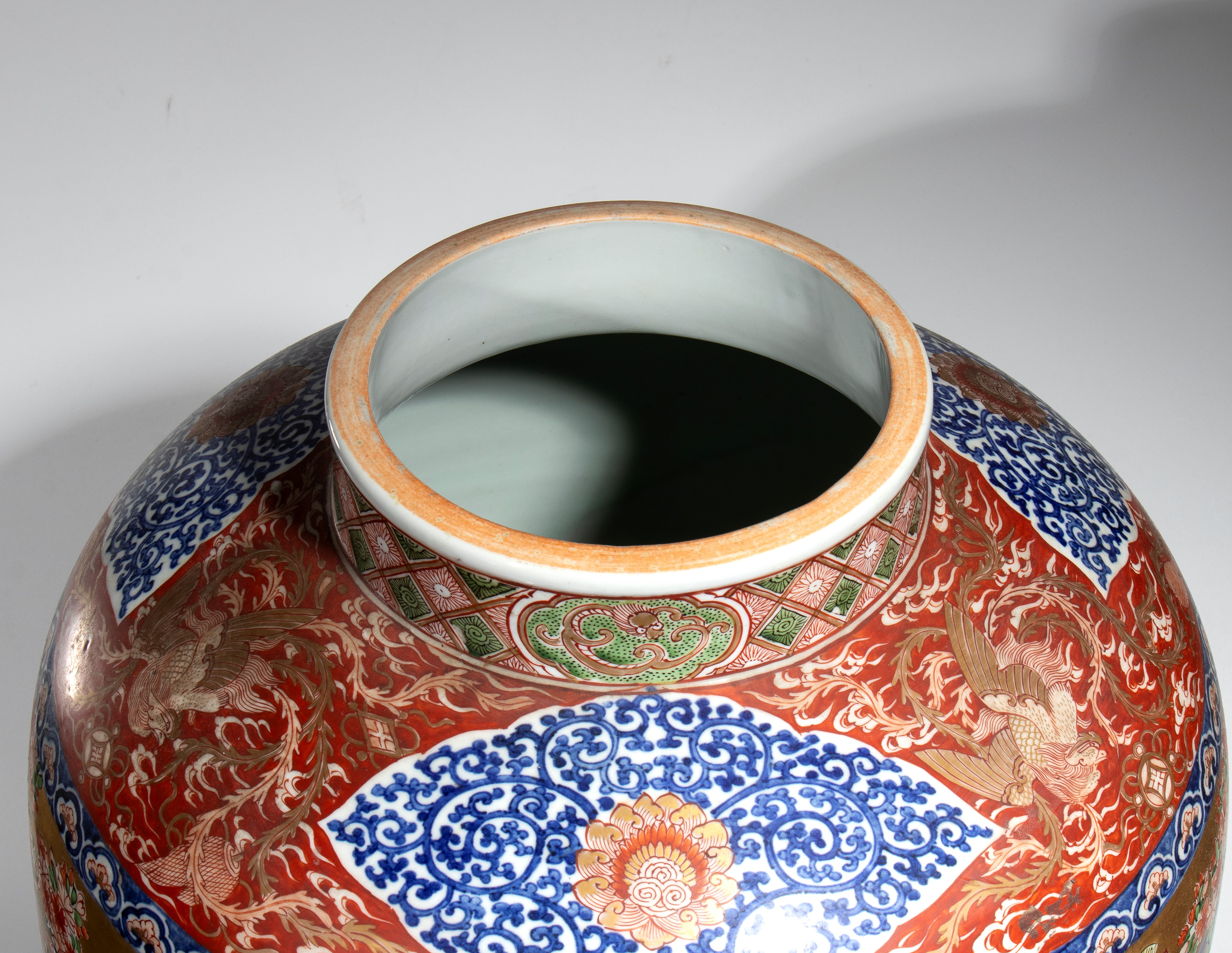 Imari, Grande vaso in porcellana dipinta a smalti policromi e oro, Giappone, periodo Edo (XVIII s...