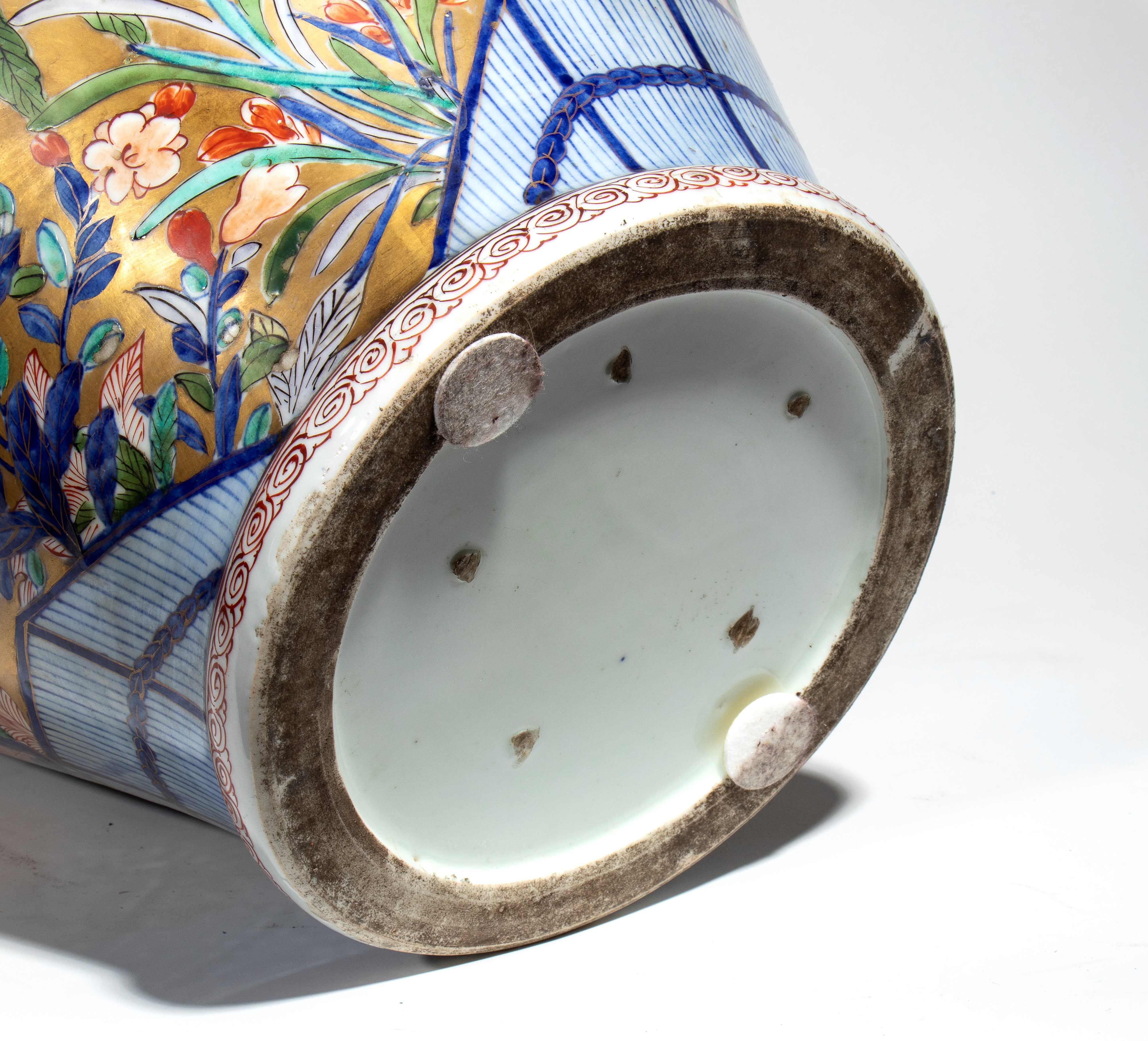 Imari, Grande vaso in porcellana dipinta a smalti policromi e oro, Giappone, periodo Edo (XVIII s...
