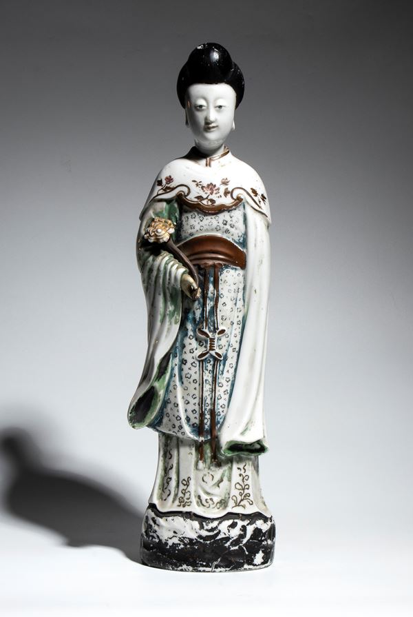 Porcelain figure depicting a court lady. China, Qing Dynasty, 19th century.