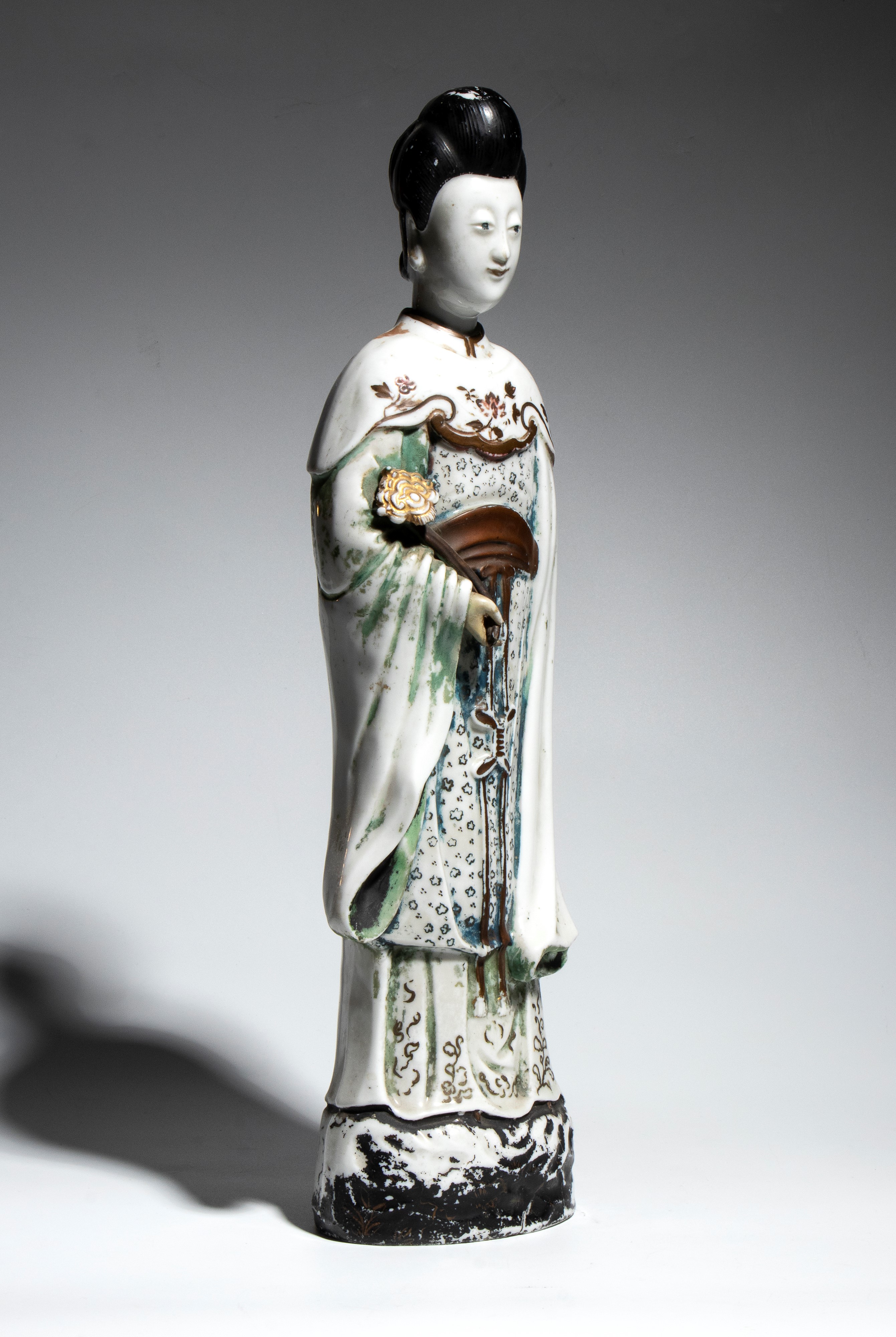 Figura di dama di corte, porcellana, Cina, dinastia Qing (XIX secolo)