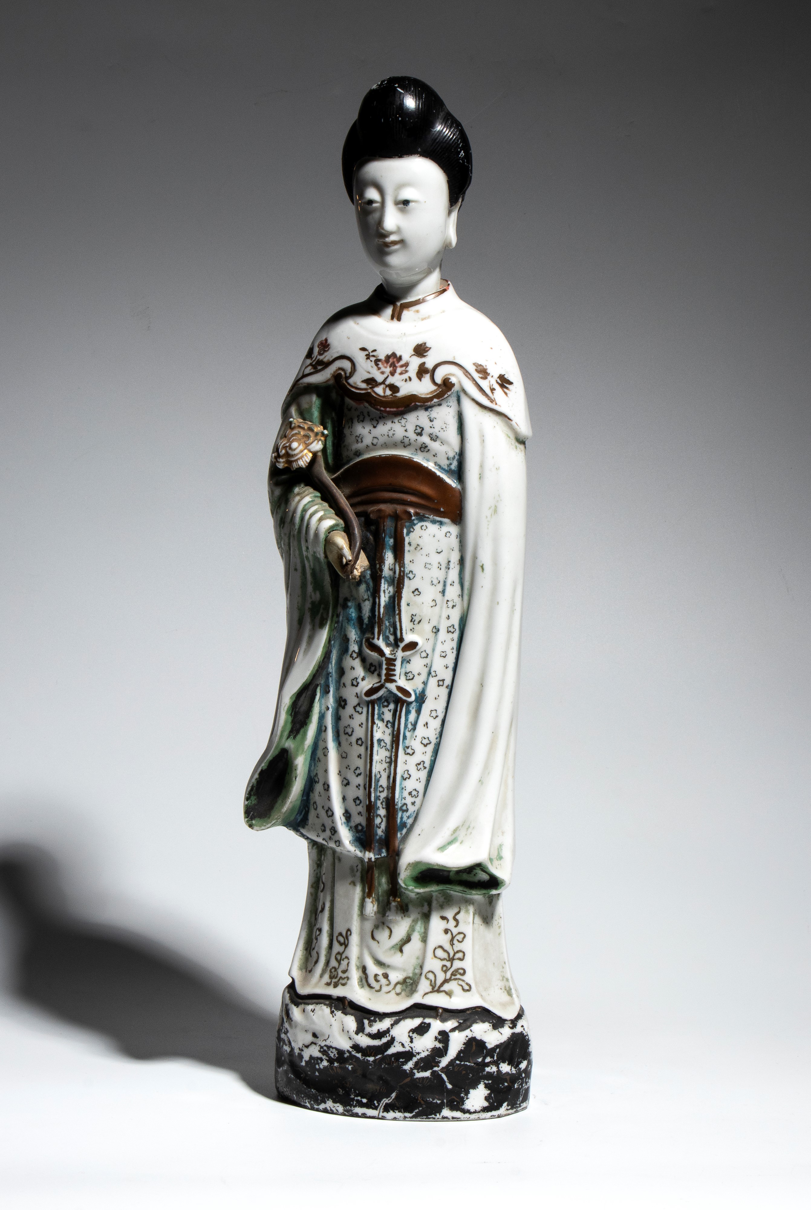 Figura di dama di corte, porcellana, Cina, dinastia Qing (XIX secolo)