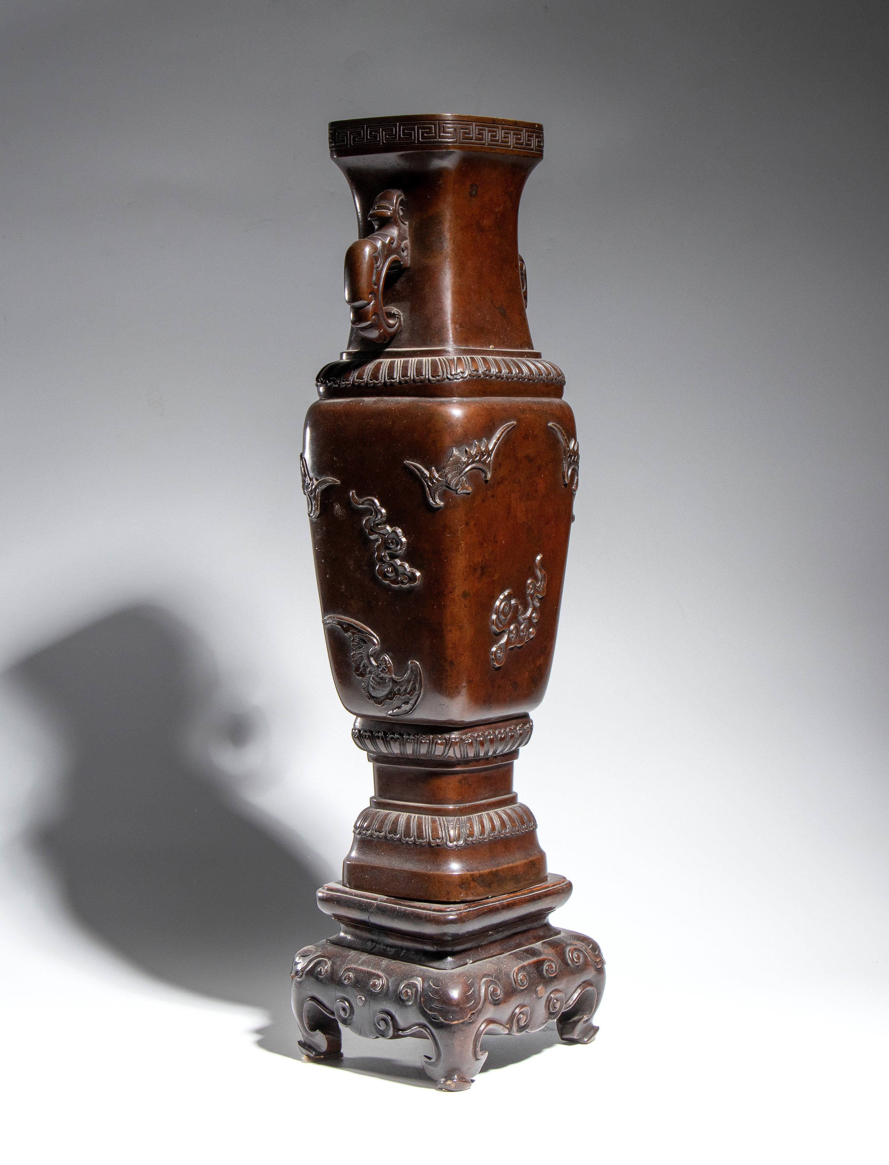 Giappone, Vaso in bronzo fuso a patina marrone scuro, corpo quadrato e manici zoomorfi (periodo M...