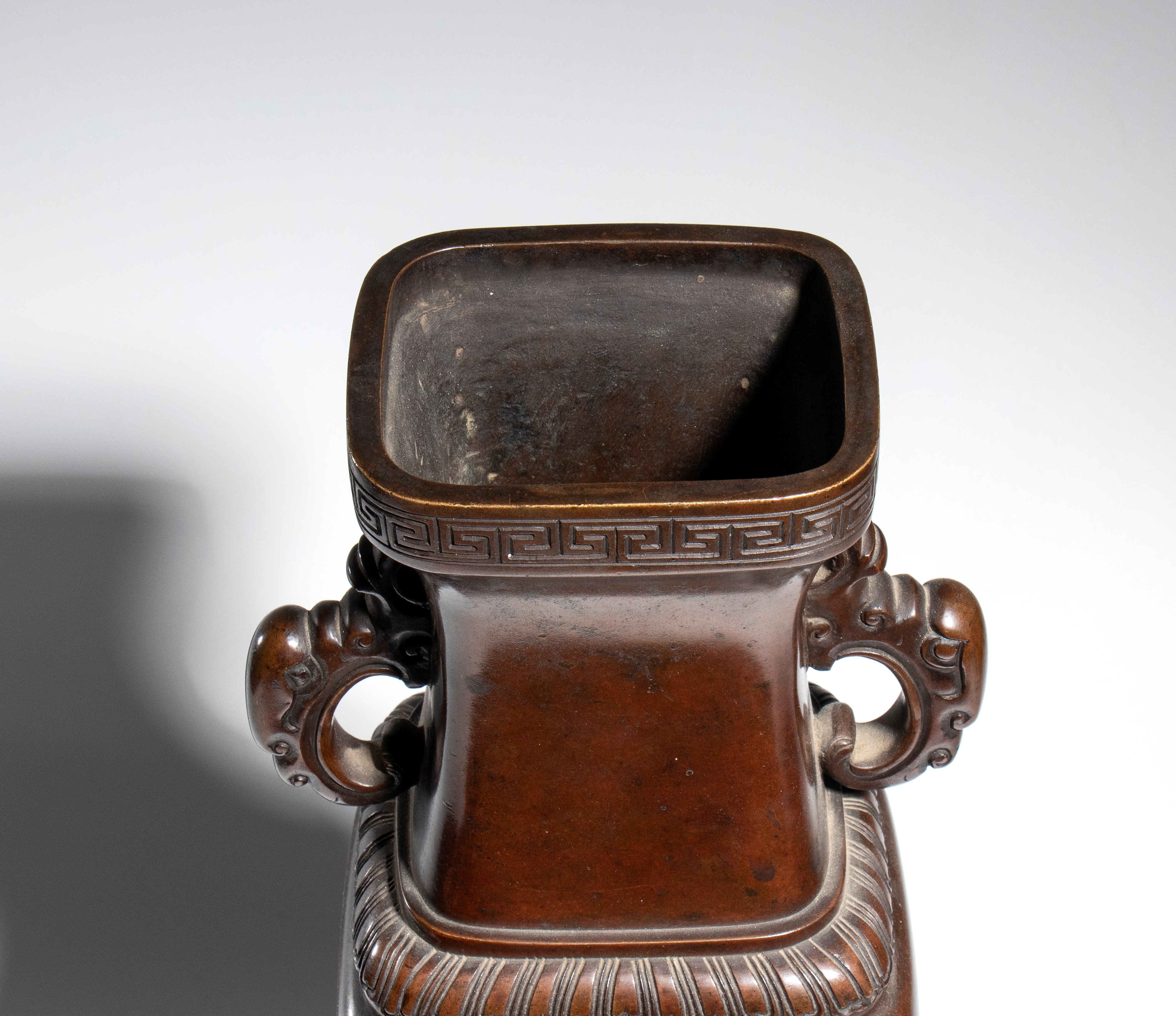 Giappone, Vaso in bronzo fuso a patina marrone scuro, corpo quadrato e manici zoomorfi (periodo M...