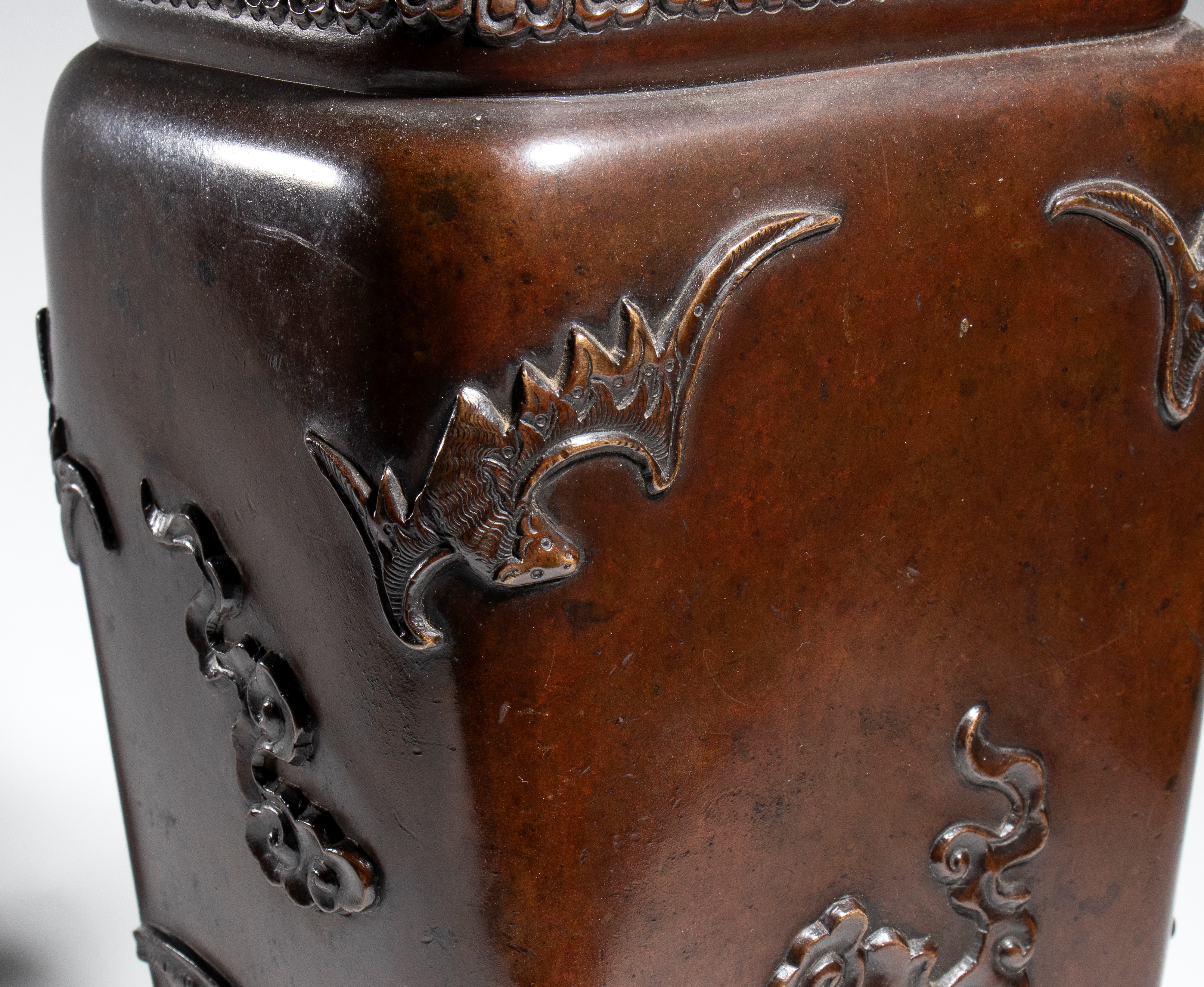 Giappone, Vaso in bronzo fuso a patina marrone scuro, corpo quadrato e manici zoomorfi (periodo M...