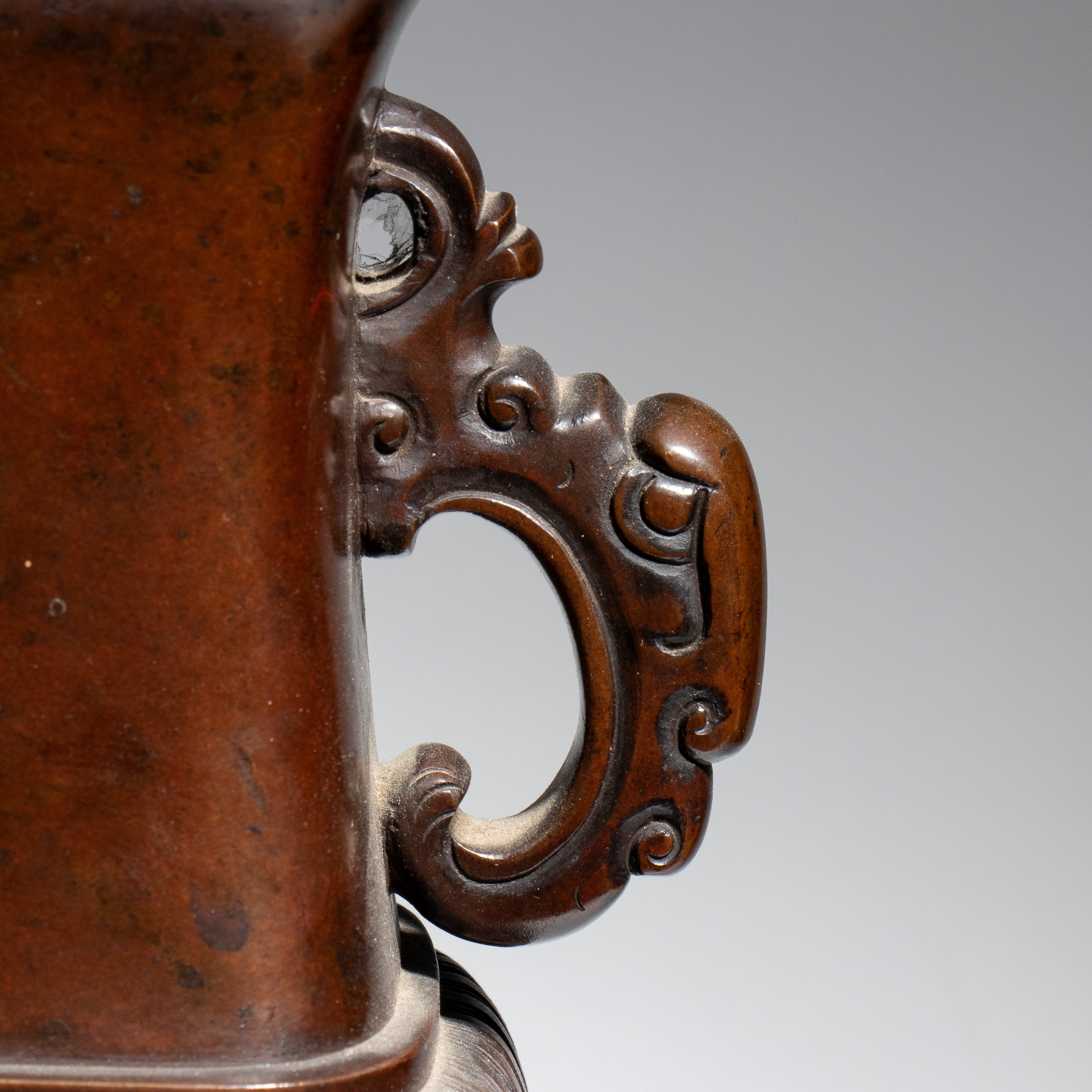 Giappone, Vaso in bronzo fuso a patina marrone scuro, corpo quadrato e manici zoomorfi (periodo M...
