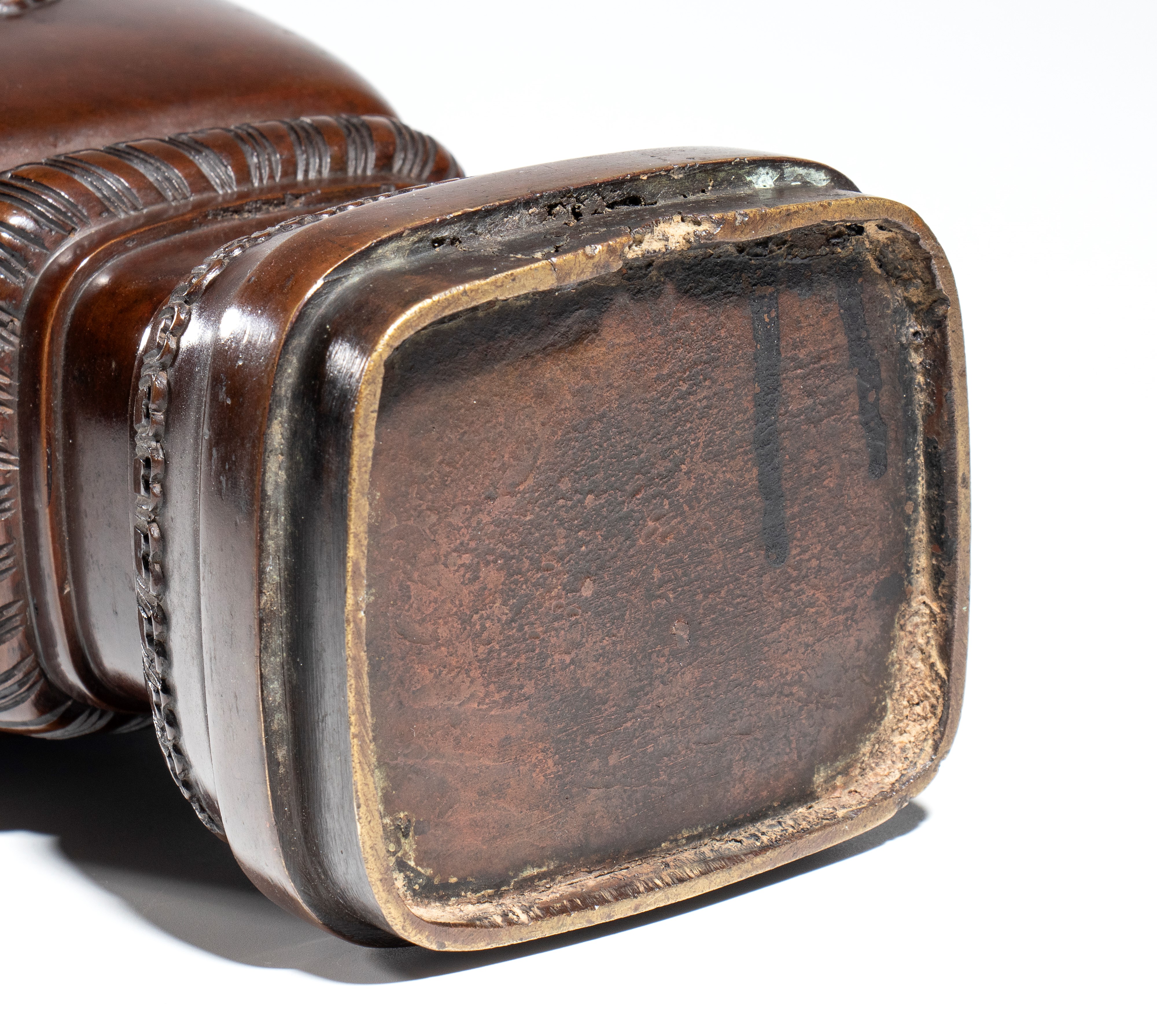 Giappone, Vaso in bronzo fuso a patina marrone scuro, corpo quadrato e manici zoomorfi (periodo M...