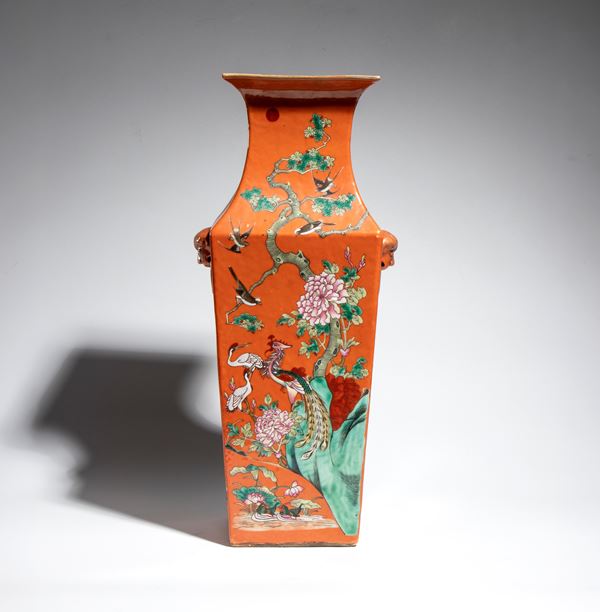 Vaso quadrato in porcellana a smalto color arancio decorato con intricati motivi floreali ed uccelli. Cina, XX secolo, periodo Repubblica