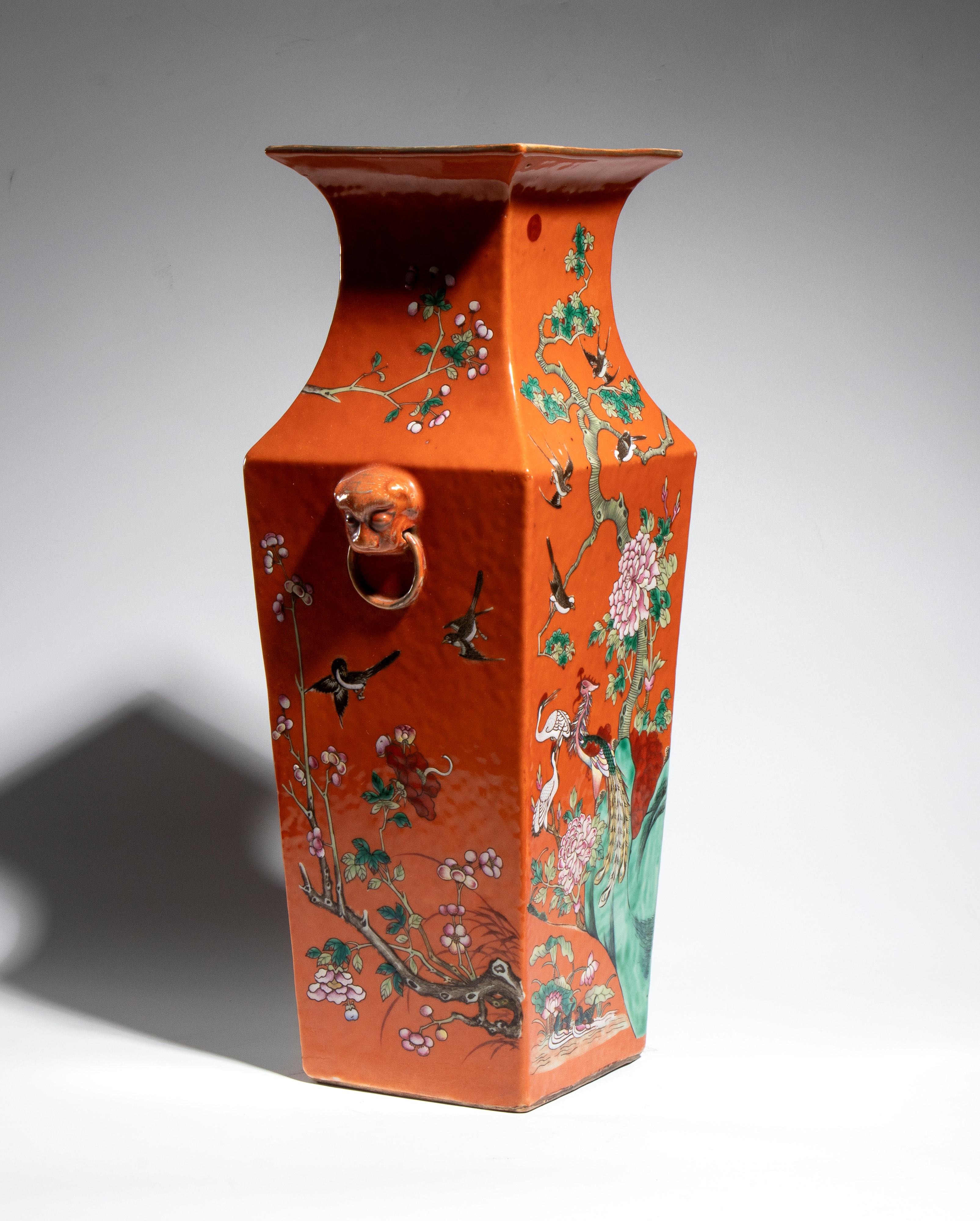 Cina, Vaso quadrato in porcellana con smalti policromi e decorazione famille rose/fencai (periodo...