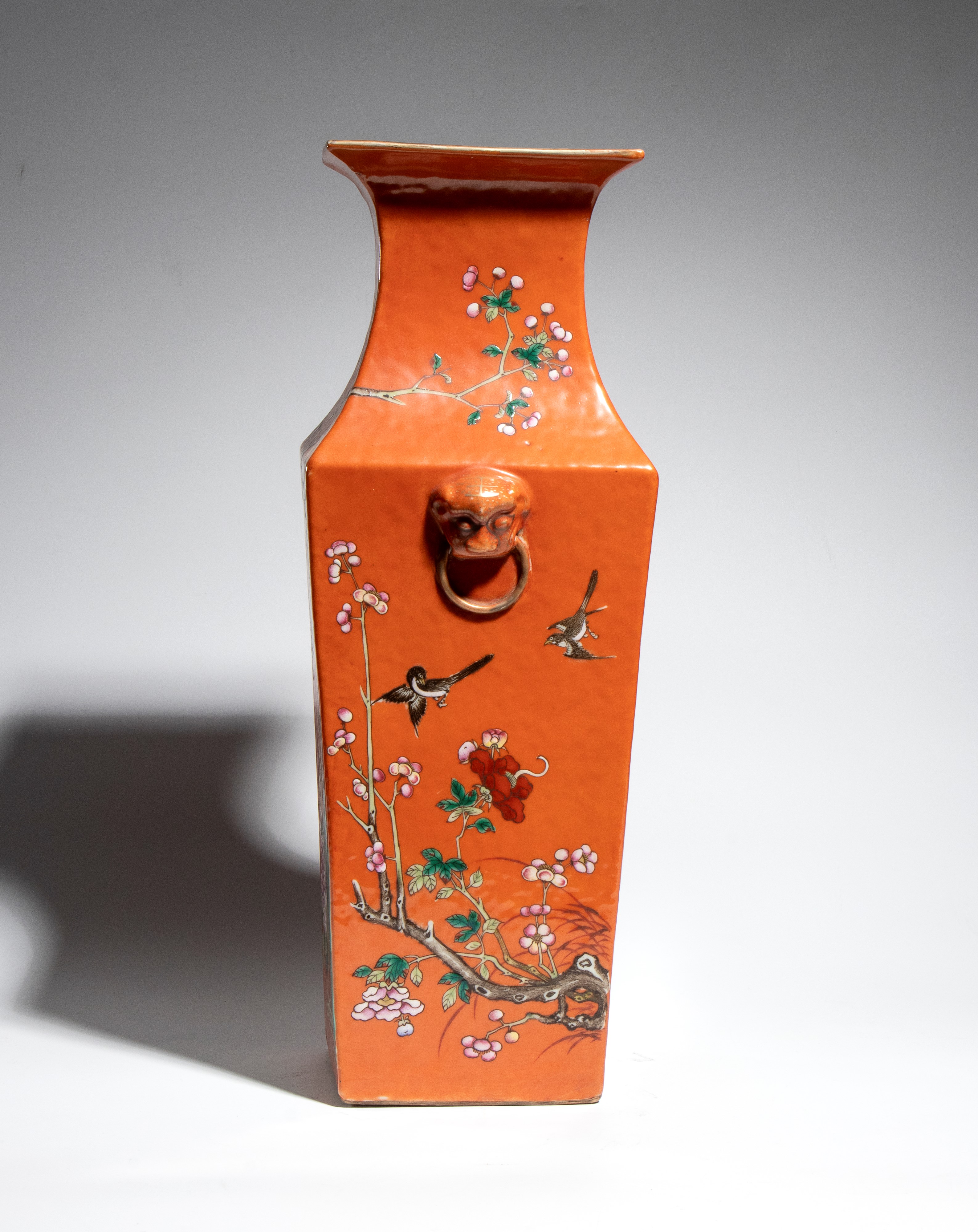 Cina, Vaso quadrato in porcellana con smalti policromi e decorazione famille rose/fencai (periodo...