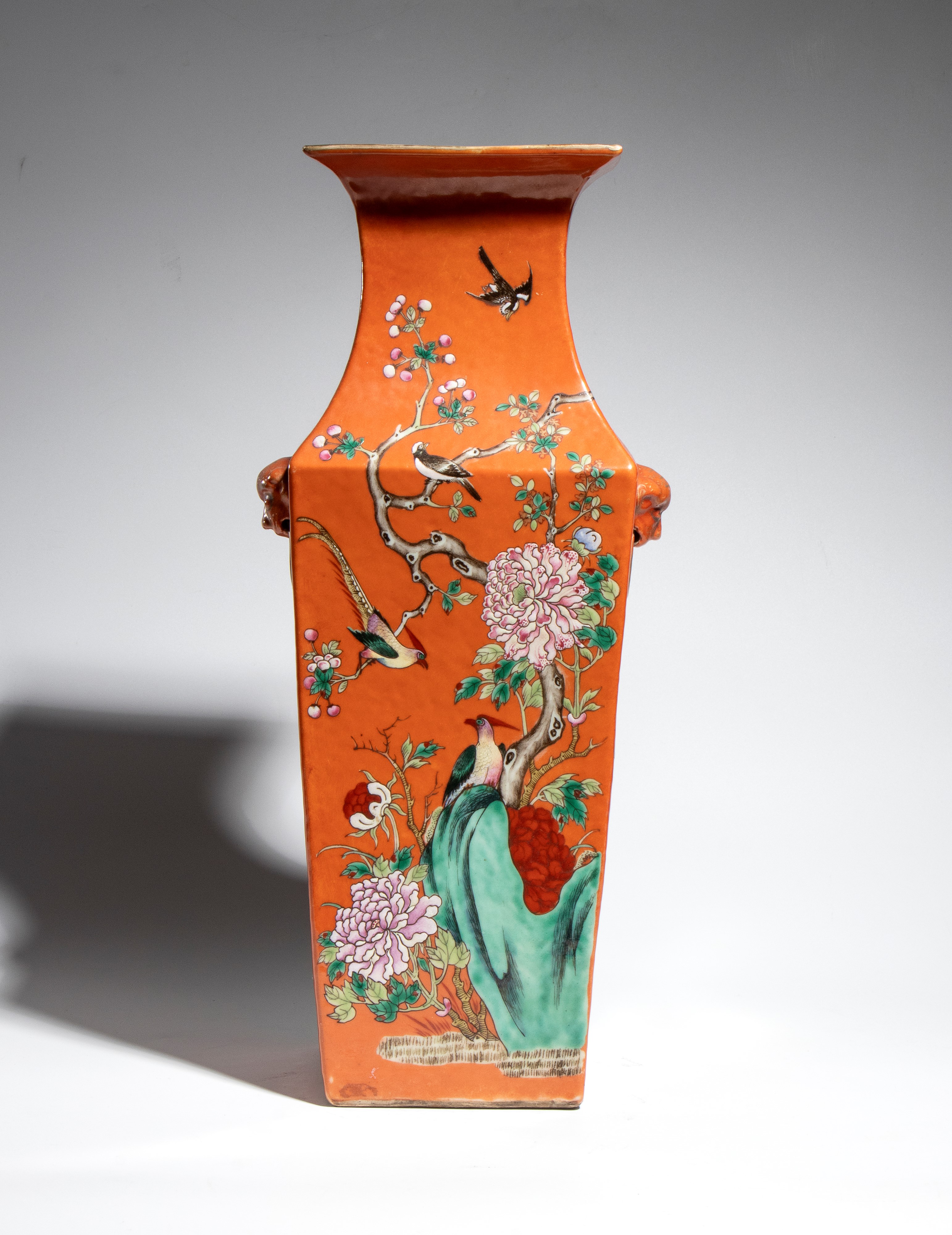 Cina, Vaso quadrato in porcellana con smalti policromi e decorazione famille rose/fencai (periodo...