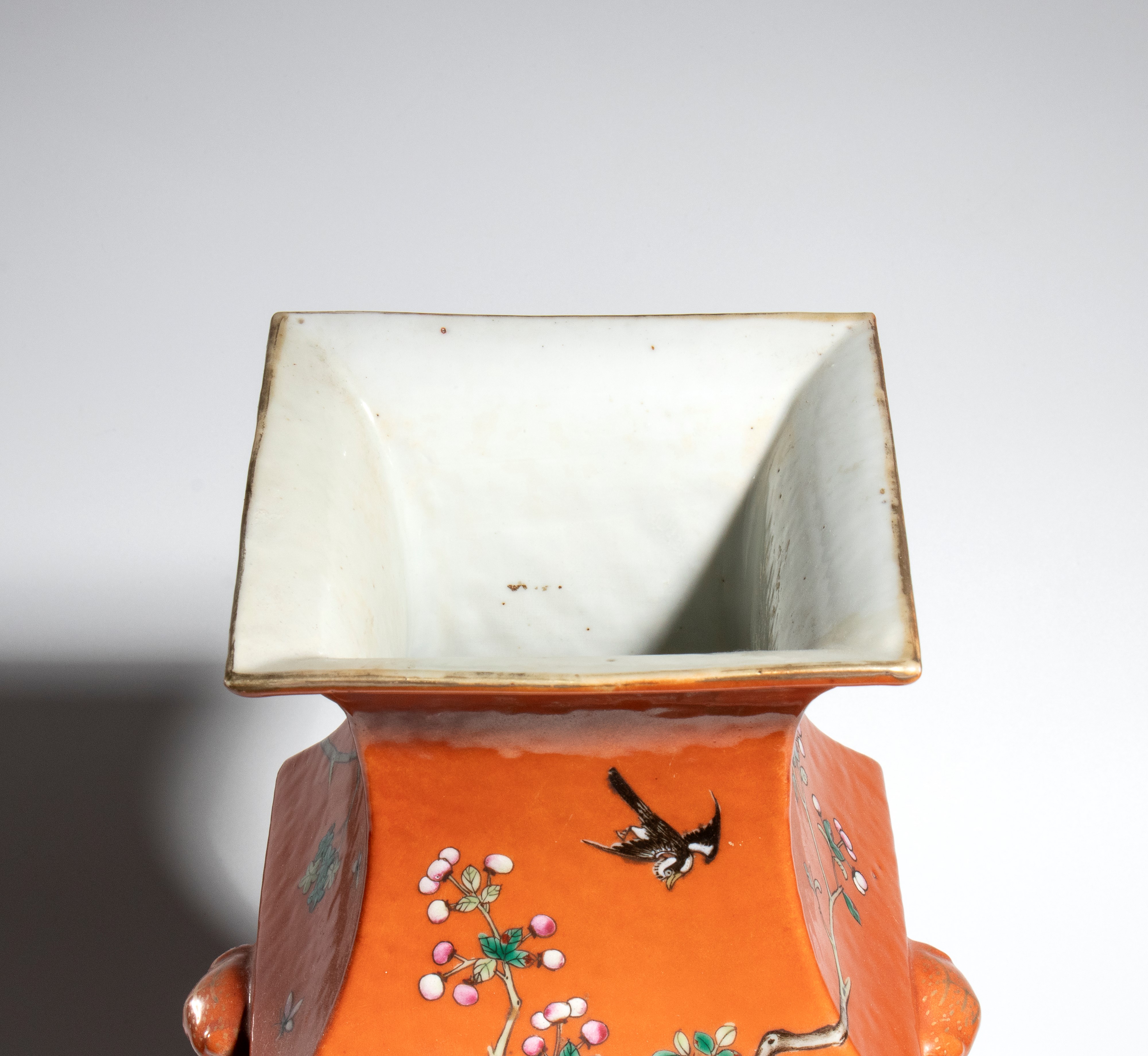 Cina, Vaso quadrato in porcellana con smalti policromi e decorazione famille rose/fencai (periodo...