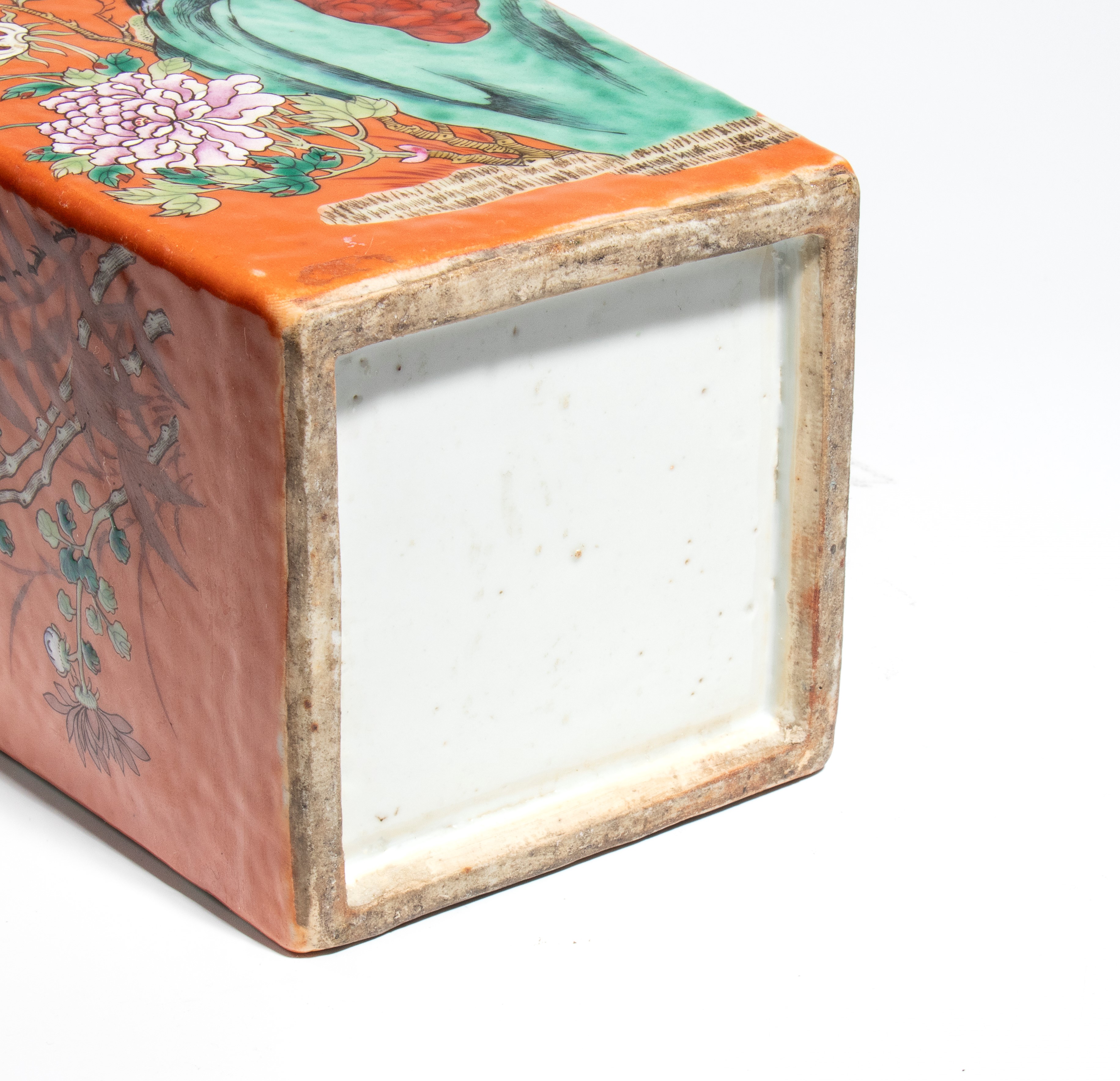 Cina, Vaso quadrato in porcellana con smalti policromi e decorazione famille rose/fencai (periodo...