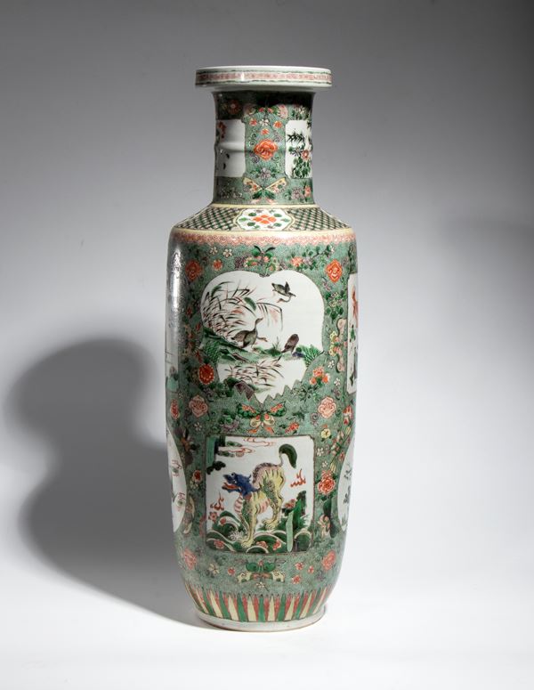 An important large "rouleau" vase in Famille Verte porcelain with "lucky animals." China, Qing Dynasty, Kangxi period. 