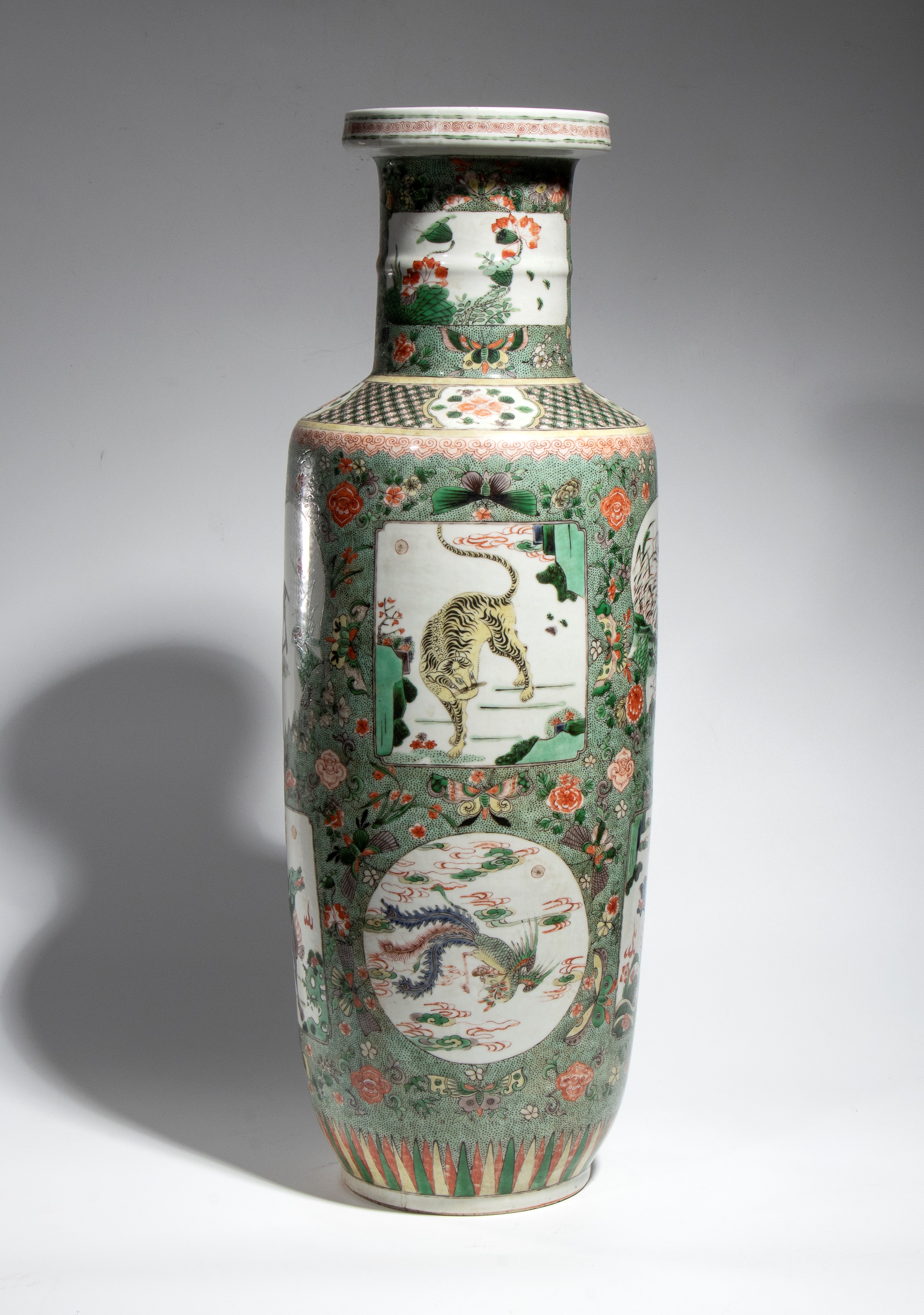 Cina, dinastia Qing (Kangxi), Grande vaso “rouleau” in porcellana della famiglia verde “animali p...