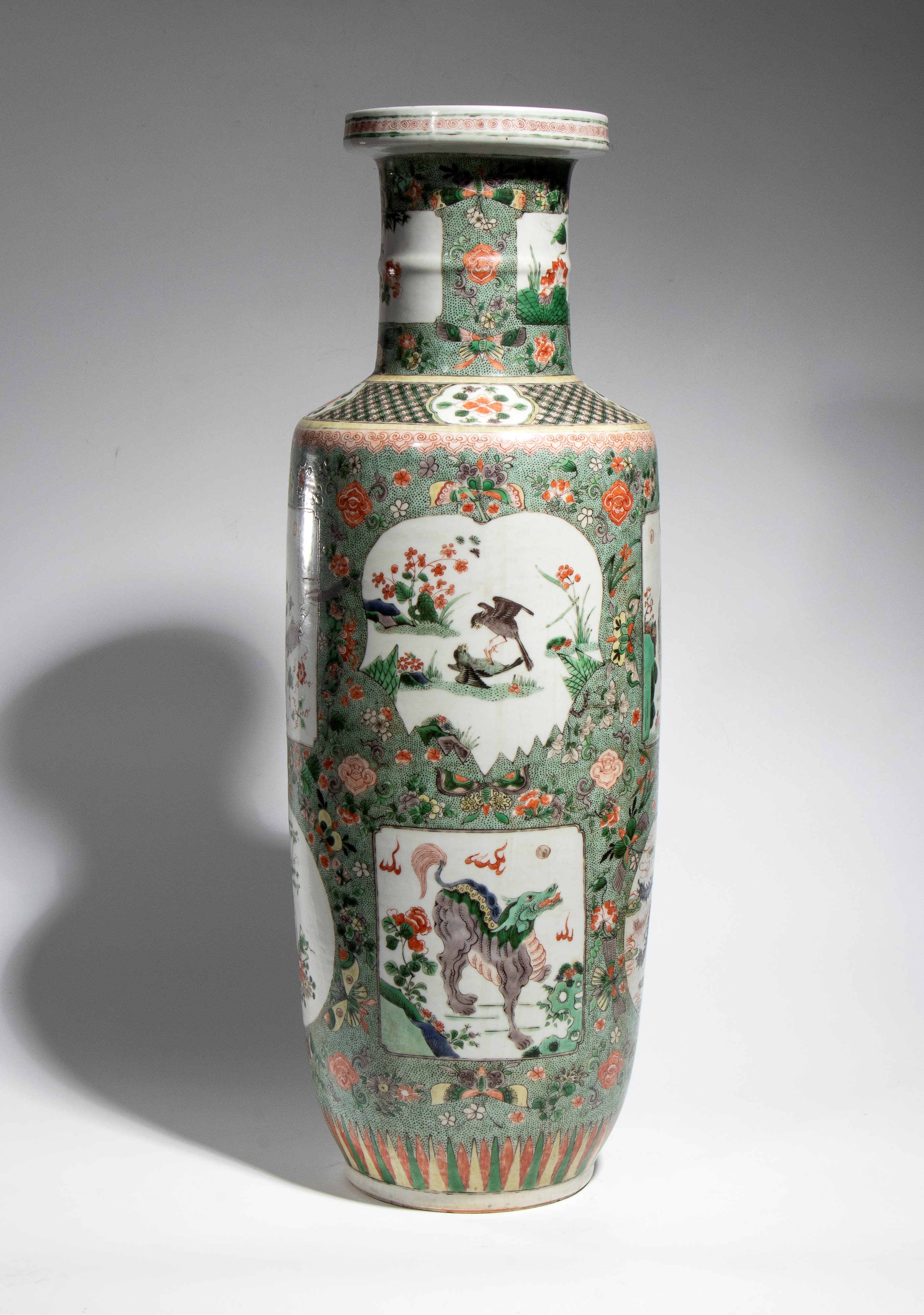 Cina, dinastia Qing (Kangxi), Grande vaso “rouleau” in porcellana della famiglia verde “animali p...