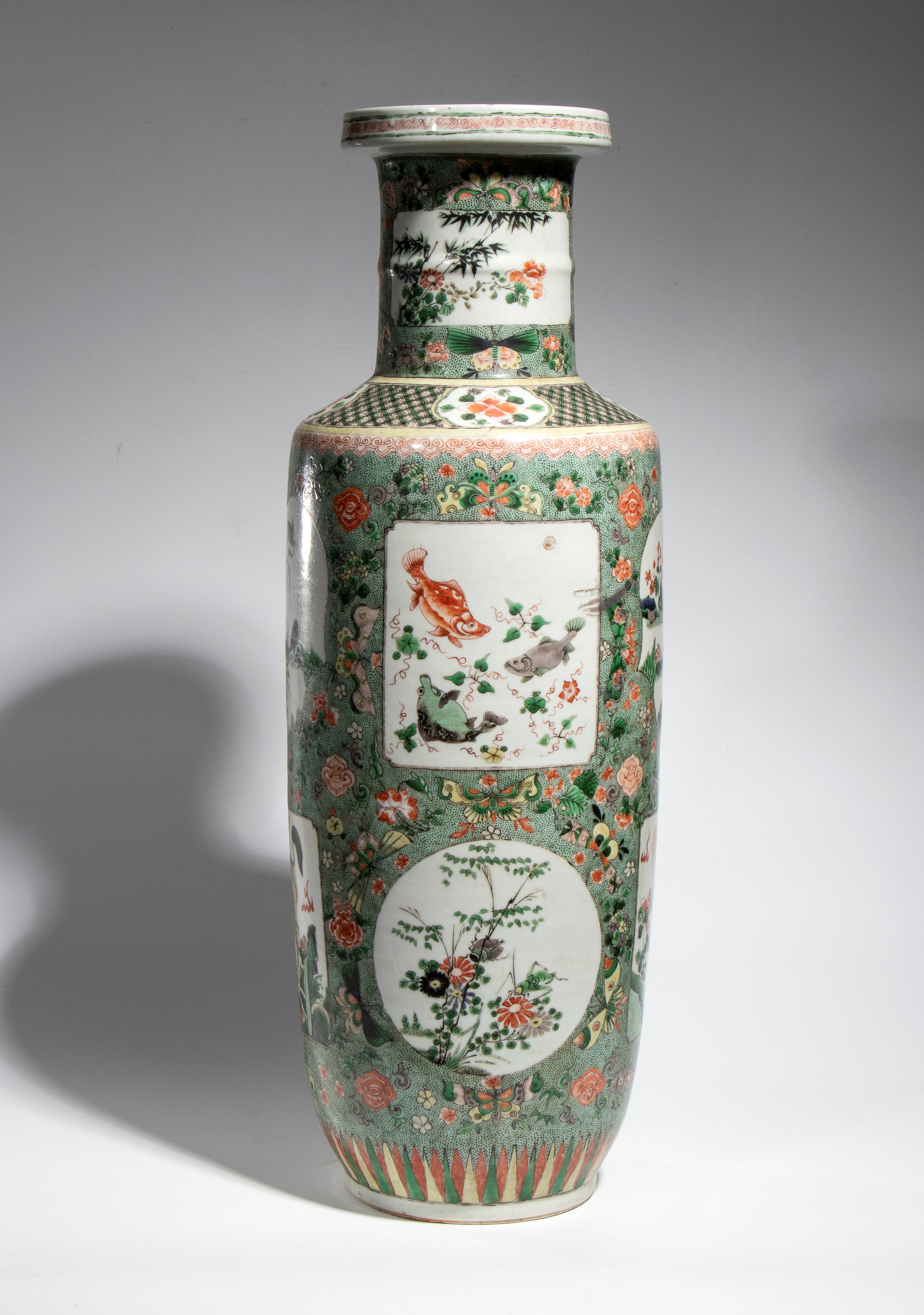 Cina, dinastia Qing (Kangxi), Grande vaso “rouleau” in porcellana della famiglia verde “animali p...