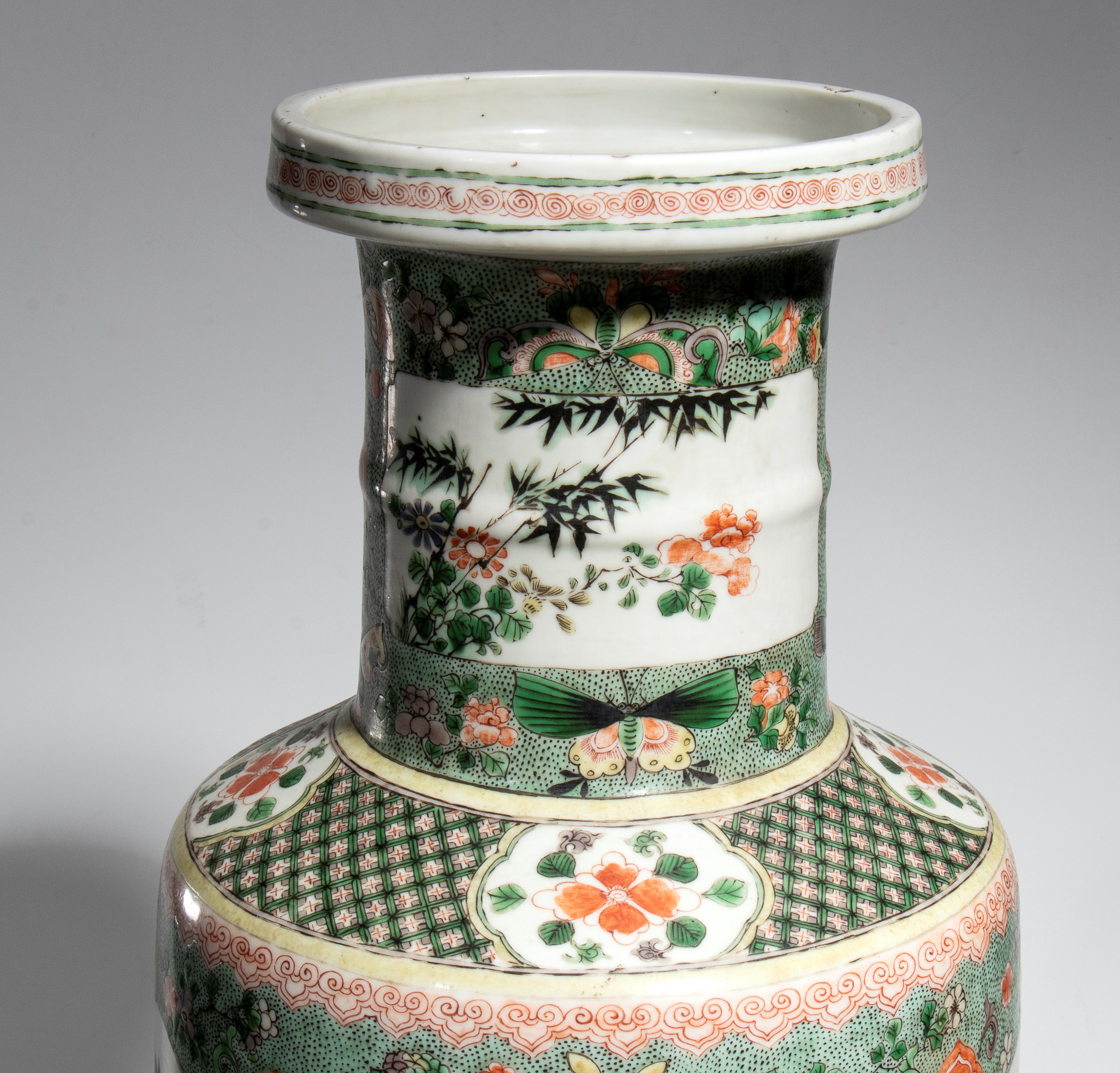 Cina, dinastia Qing (Kangxi), Grande vaso “rouleau” in porcellana della famiglia verde “animali p...