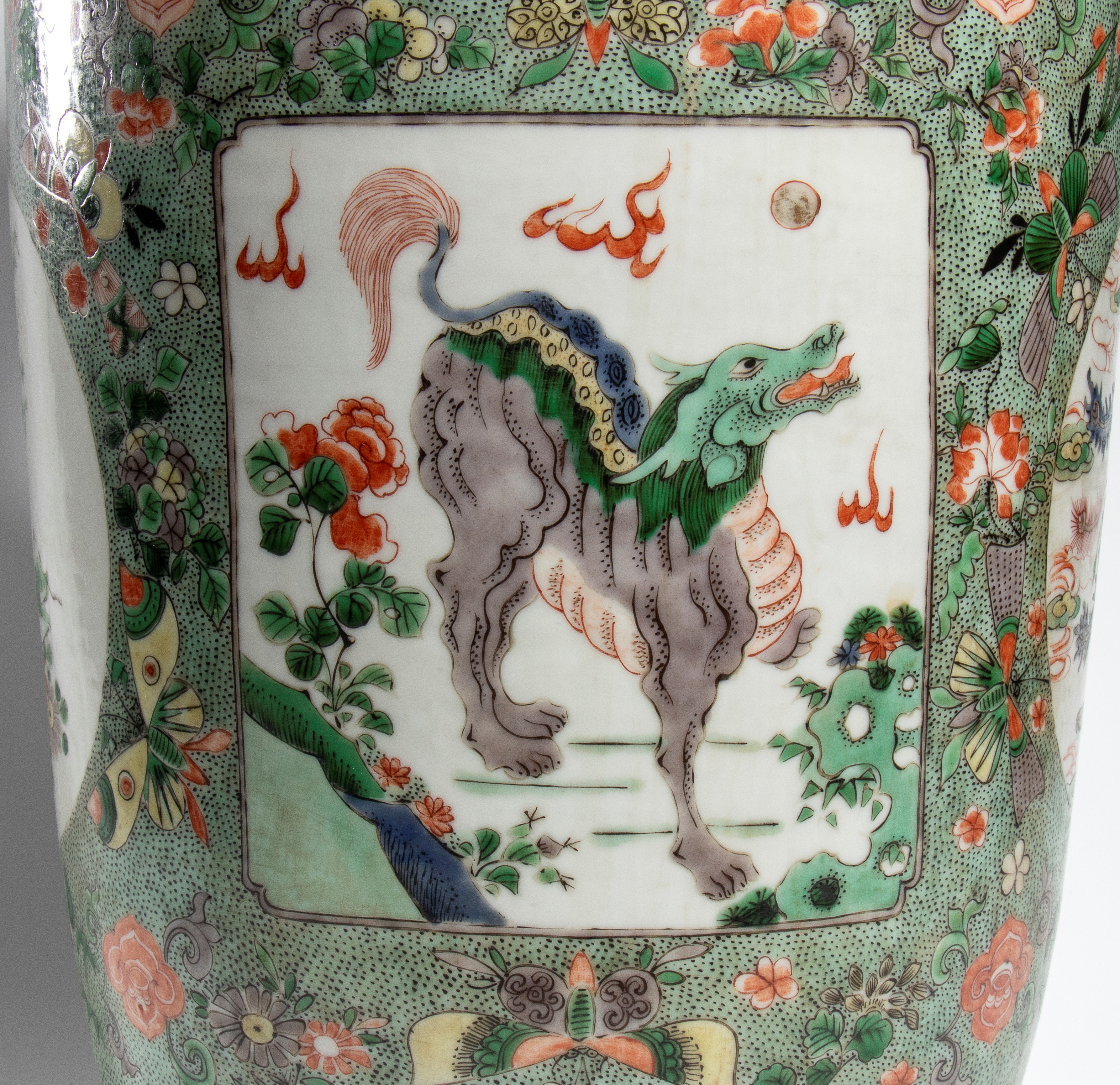 Cina, dinastia Qing (Kangxi), Grande vaso “rouleau” in porcellana della famiglia verde “animali p...
