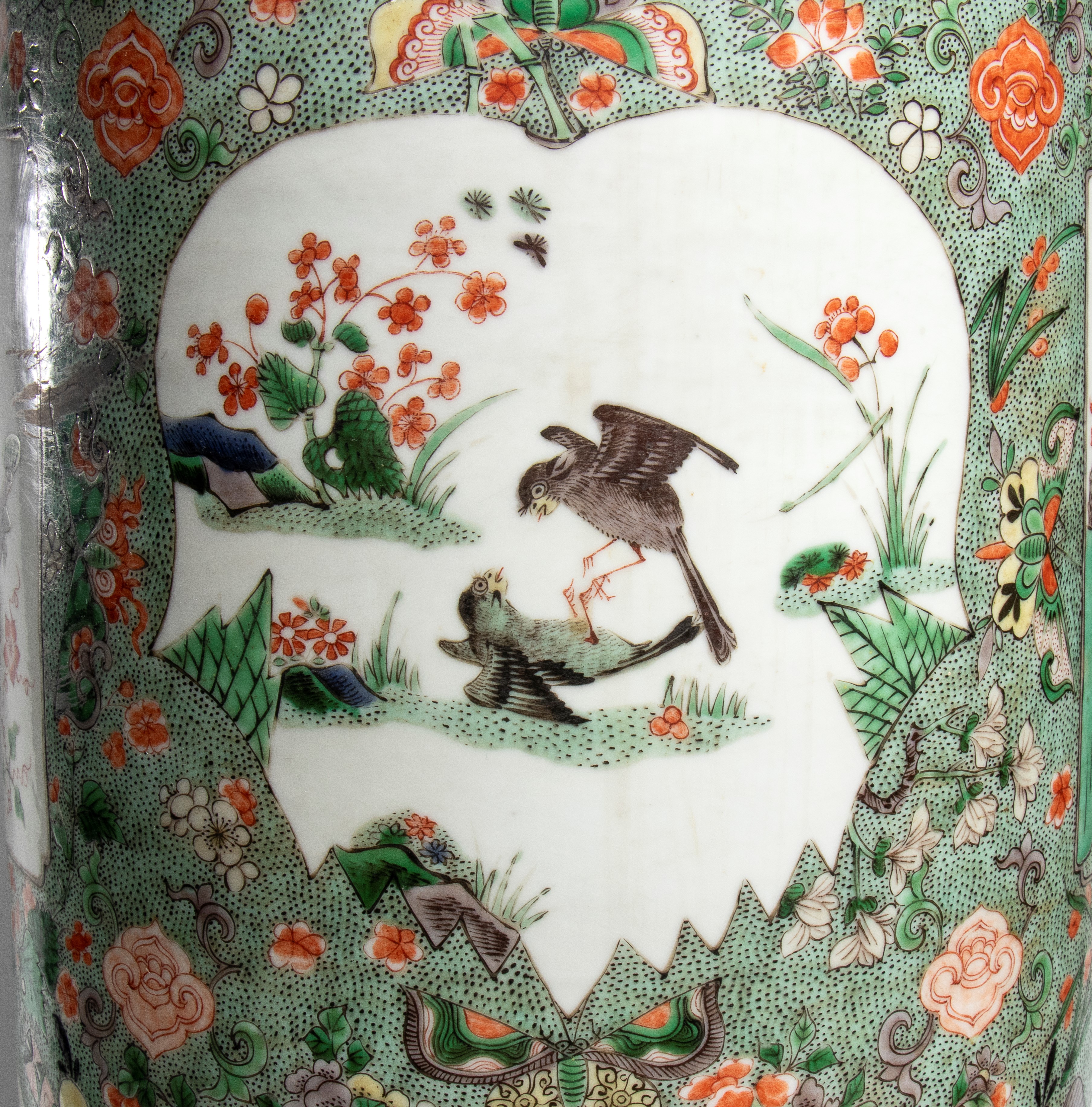Cina, dinastia Qing (Kangxi), Grande vaso “rouleau” in porcellana della famiglia verde “animali p...