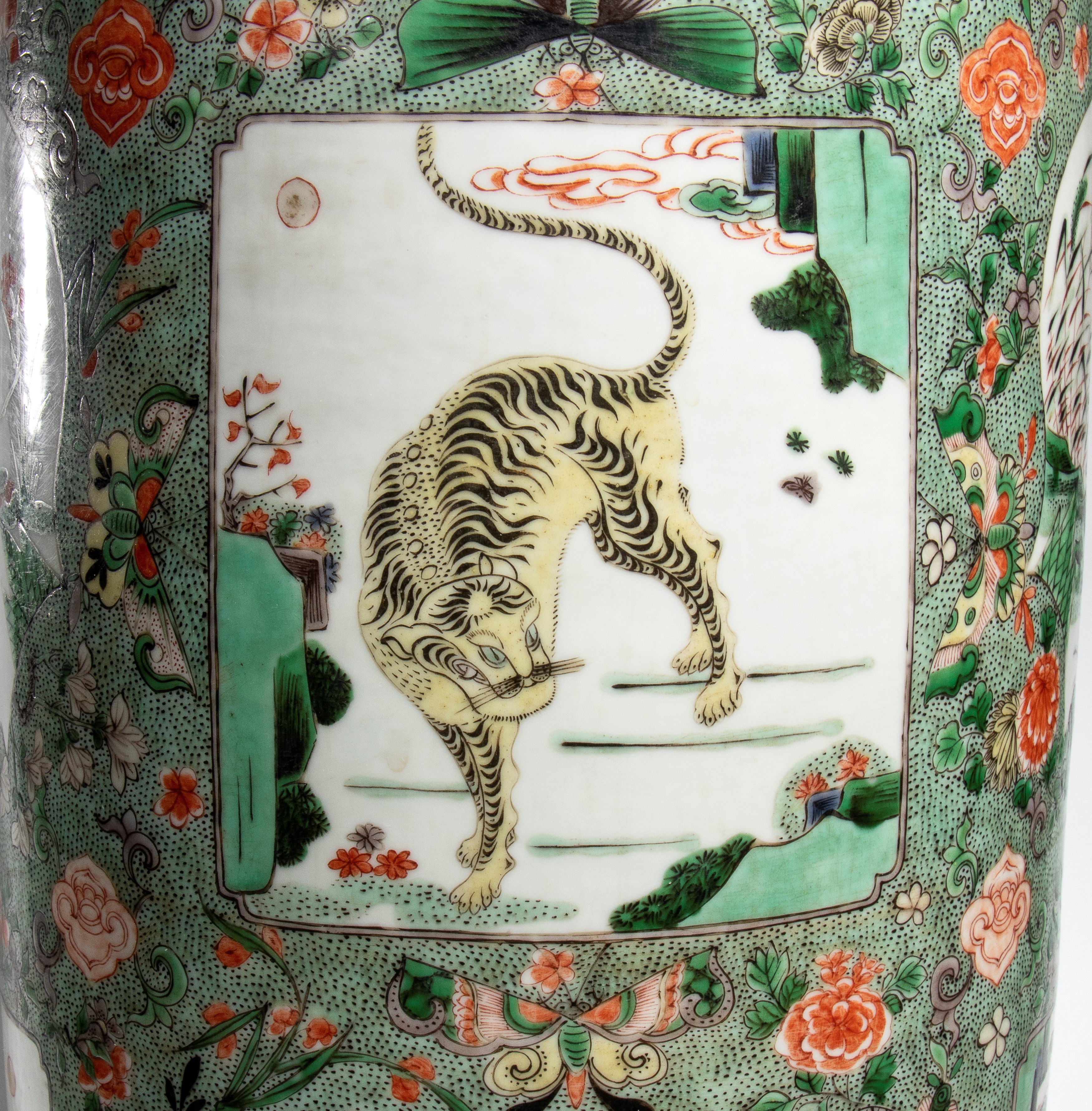 Cina, dinastia Qing (Kangxi), Grande vaso “rouleau” in porcellana della famiglia verde “animali p...